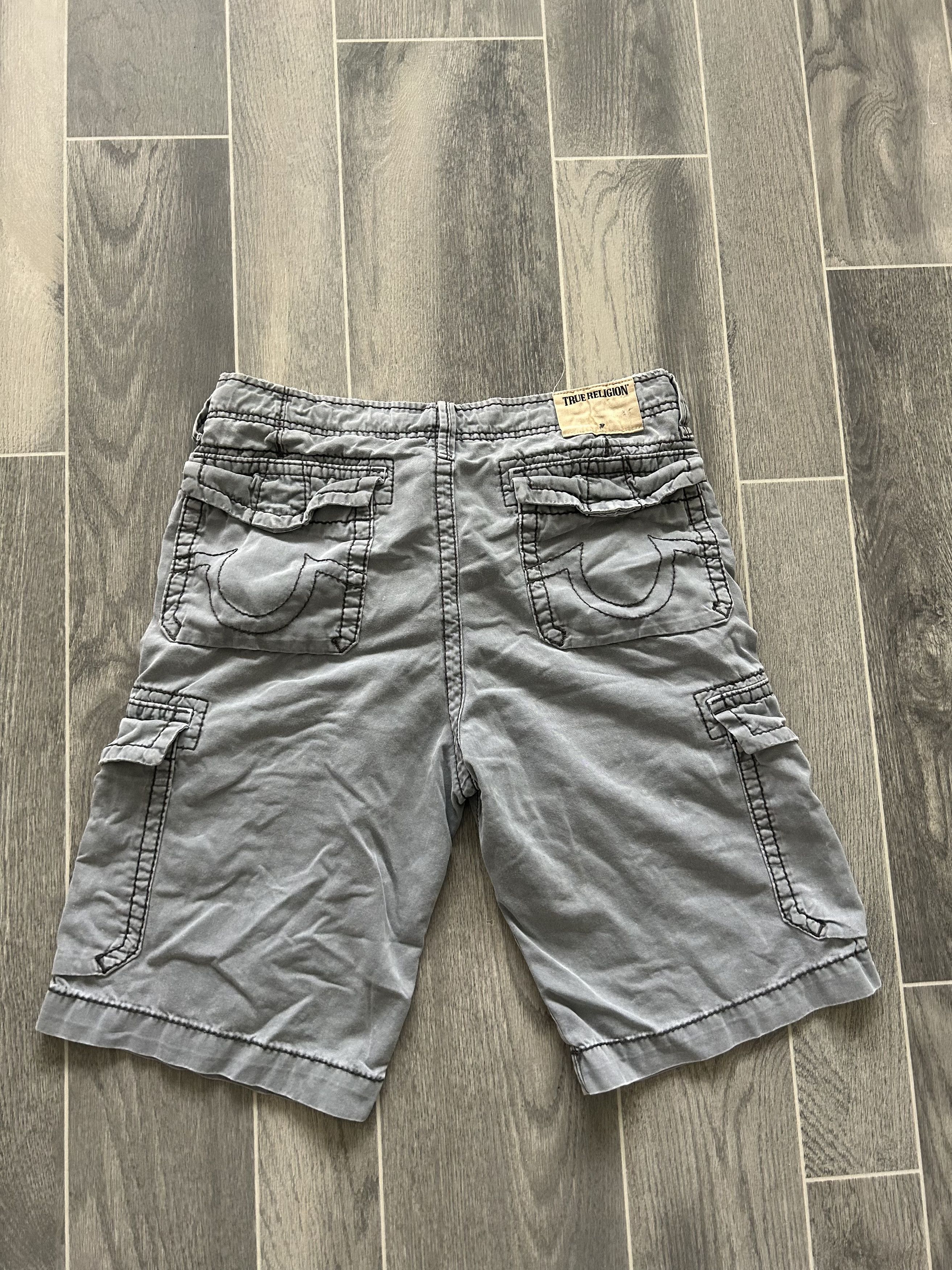 True Religion True Religion Grey Cargo Shorts Size US 33 - 2 Thumbnail