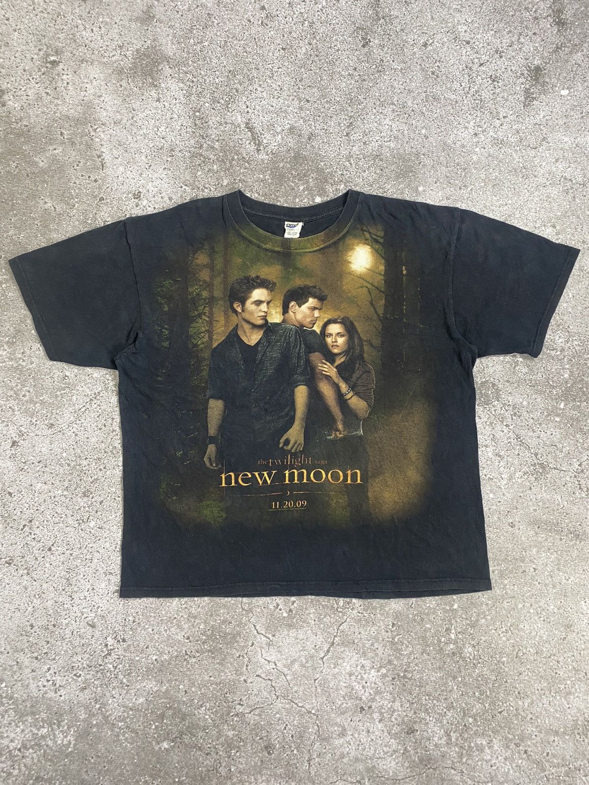Vintage Vintage Twilight new moon t shirt Size US XL / EU 56 / 4 - 1 Thumbnail