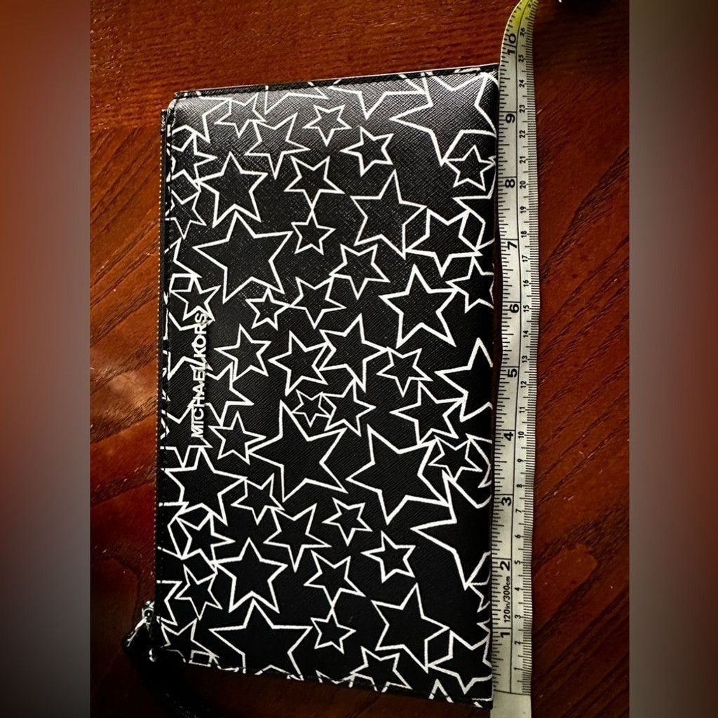 Michael Kors Michael Kors Wristlet in Black w white stars BN Size ONE SIZE - 7 Thumbnail