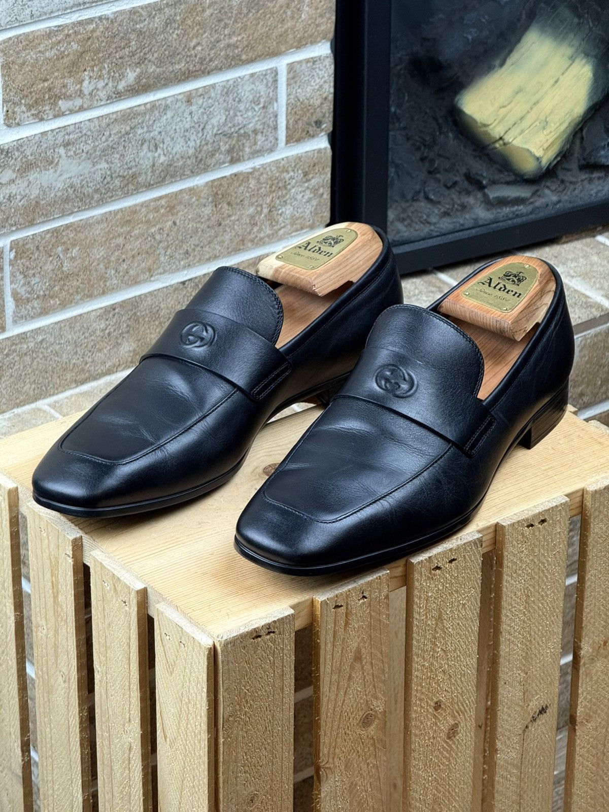Gucci Gucci GG Black Leather Loafers Embossed Logo Size US 7.5 / EU 40-41 - 2 Thumbnail