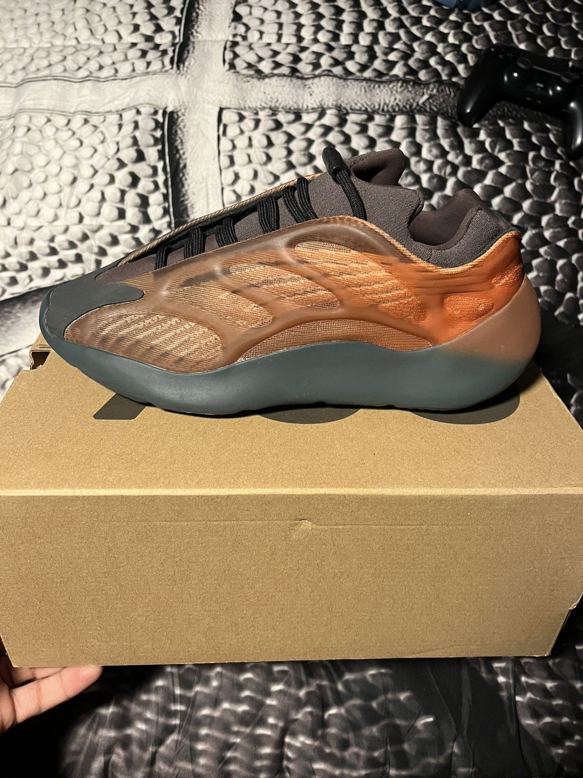 Kanye West × Yeezy YZY 700 v3 Copper Fade Size US 9 / EU 42 - 3 Thumbnail
