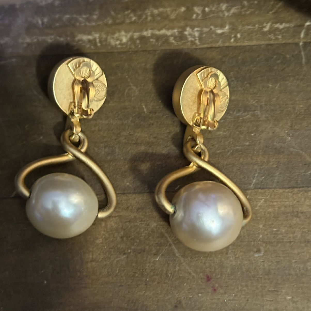 Karl Lagerfeld Vintage Karl Lagerfield chunky gold baroque pearl earrings Size ONE SIZE - 6 Thumbnail
