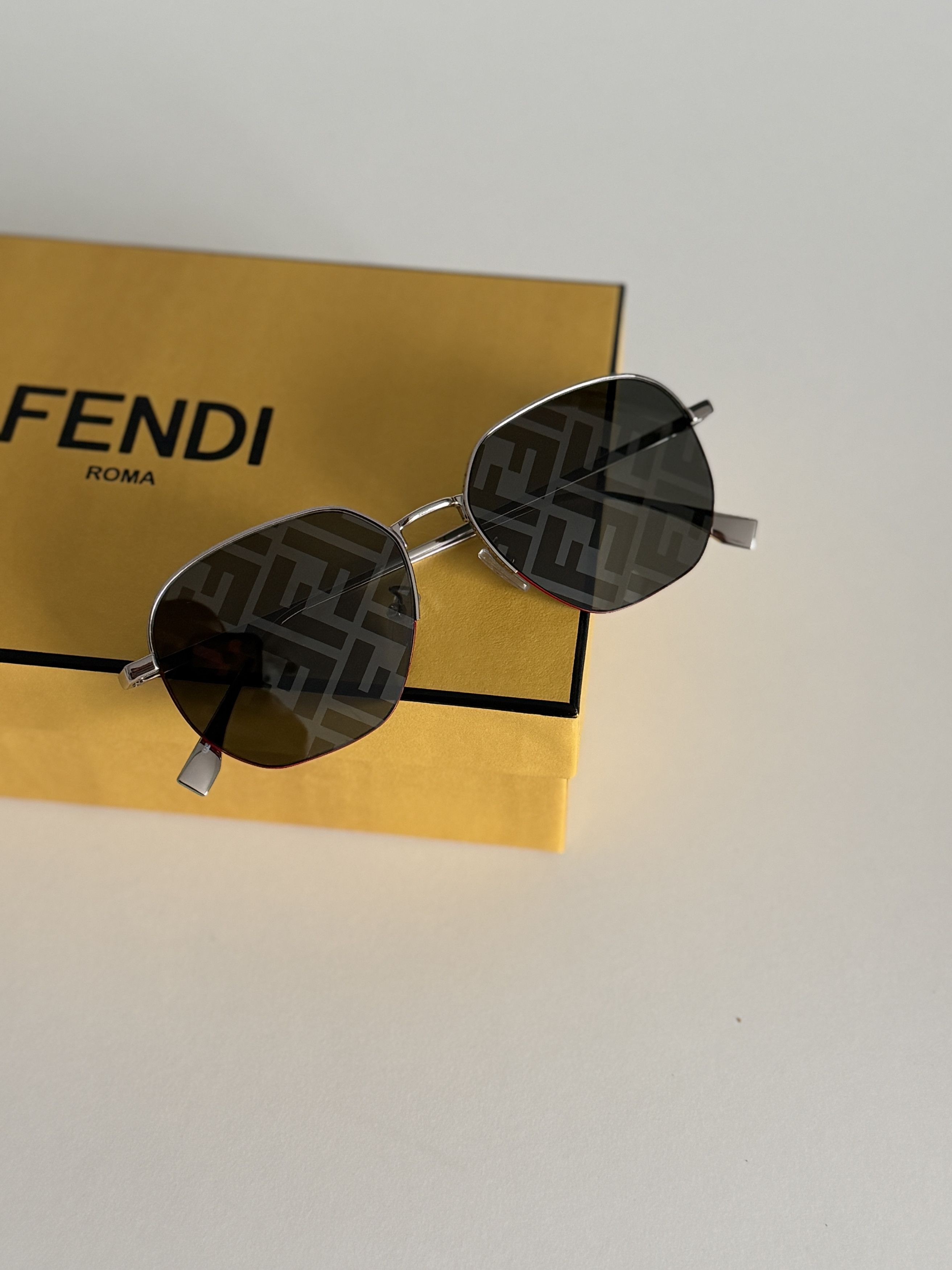 Fendi Fendi Sunglasses Size ONE SIZE - 2 Thumbnail