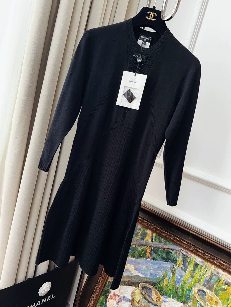 Chanel Chanel 24b black hollow V-neck knitted dress Size XS / US 0-2 / IT 36-38 - 1 Thumbnail