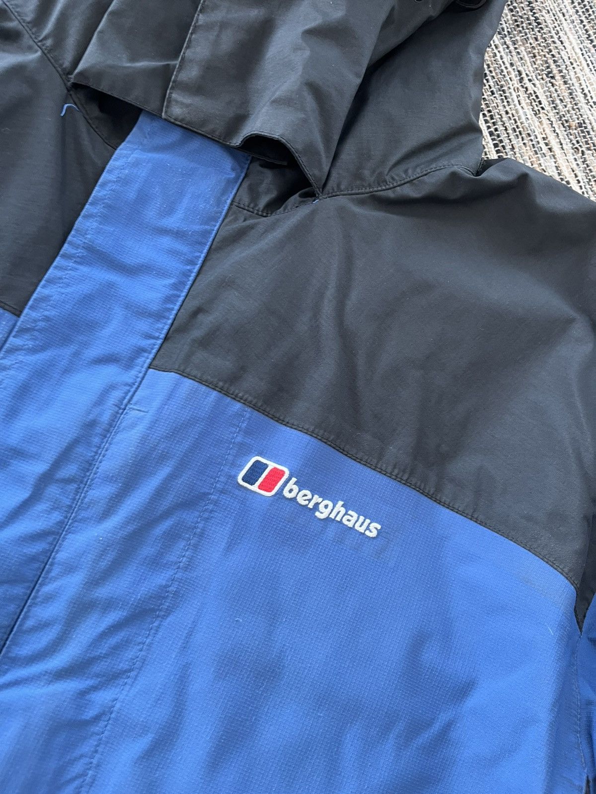 Berghaus Vintage Berghaus GoreTex Navy Black Windbreaker Jacket Y2K Size US L / EU 52-54 / 3 - 10 Thumbnail