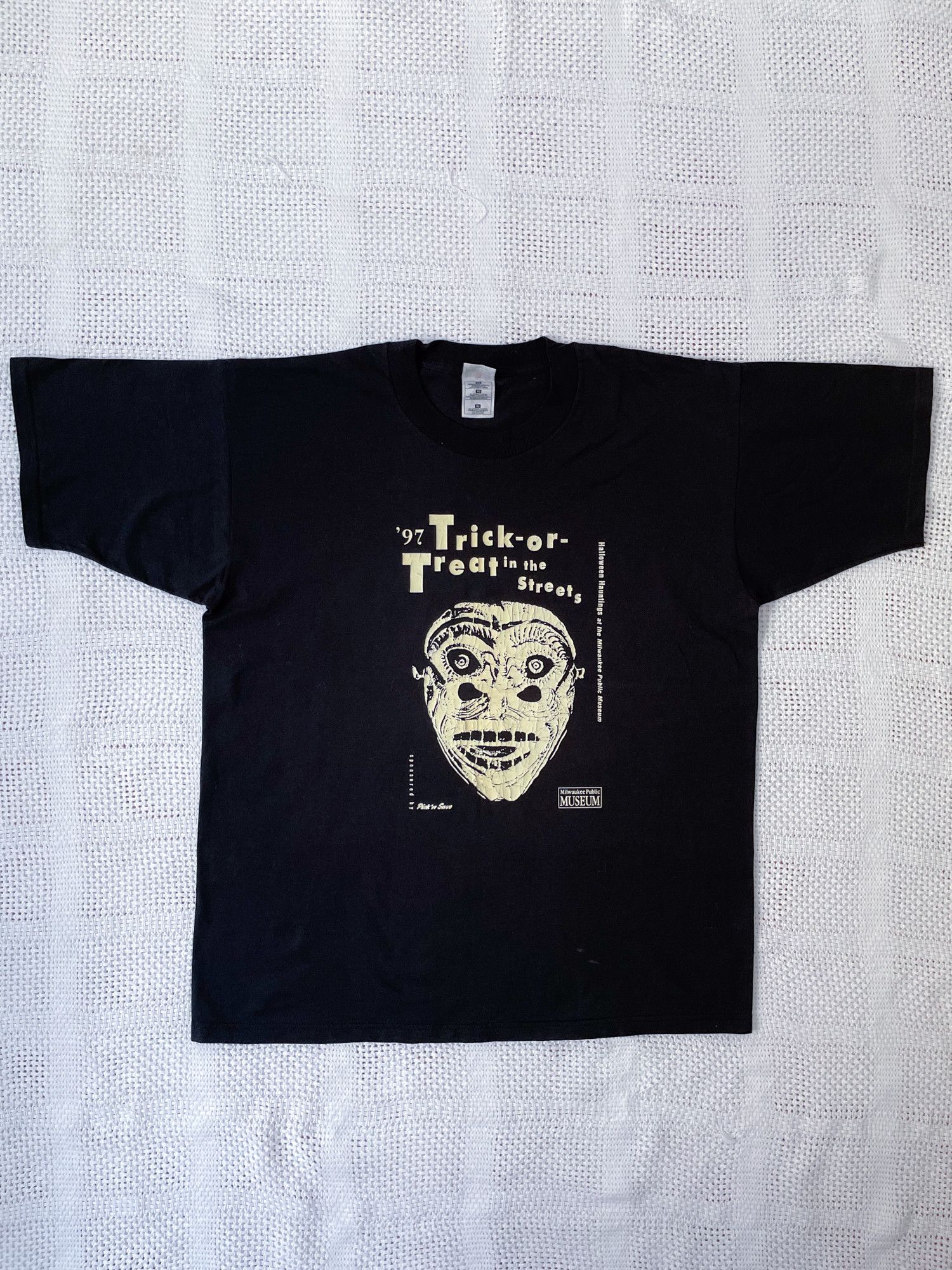 Fruit Of The Loom × Vintage 1997 Trick or Treat in the Streets Milwaukee Museum T-Shirt Size US XL / EU 56 / 4 - 2 Thumbnail