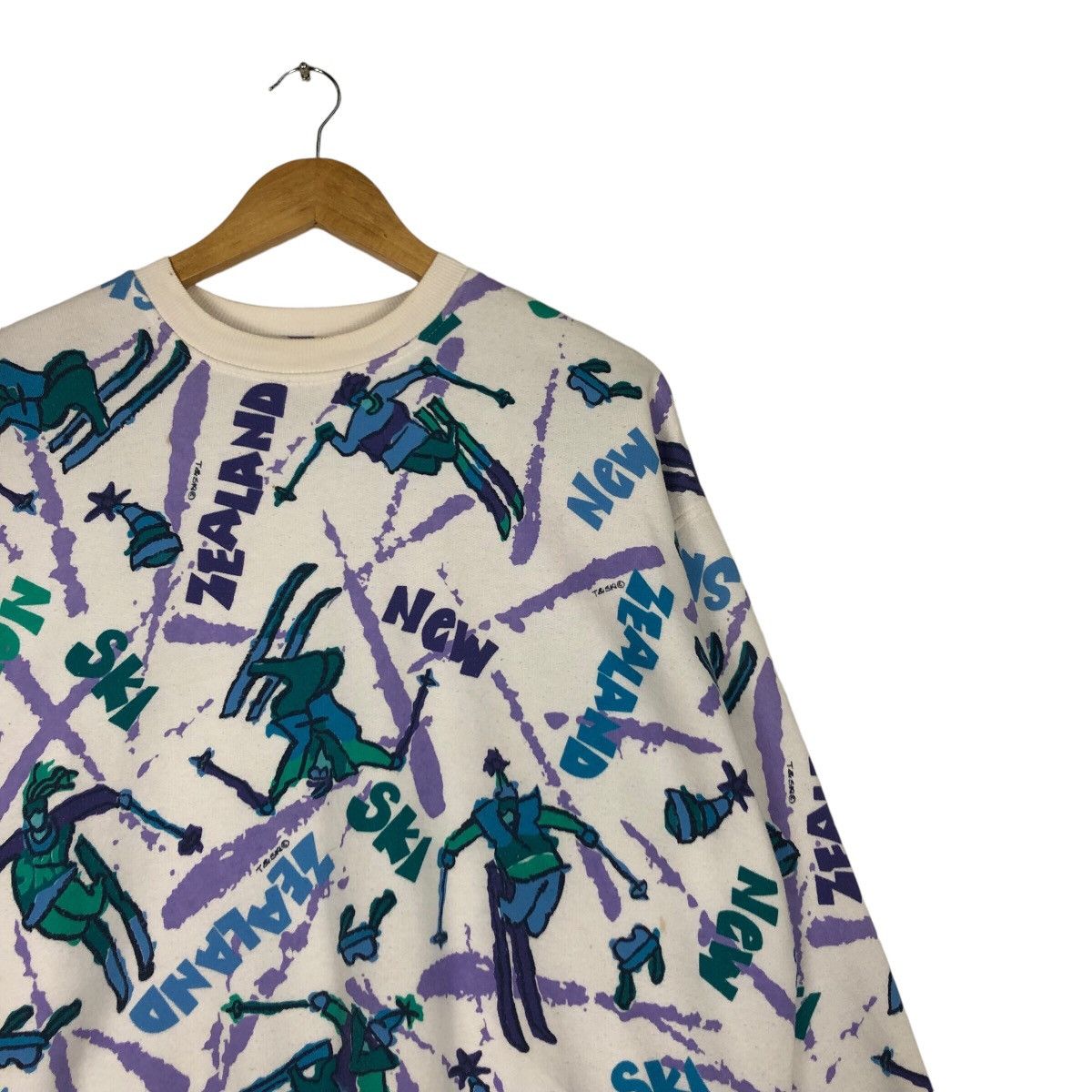 Vintage Vintaeg New Zealand Ski Ice Vintage Souvenir Sweatshirt Size US L / EU 52-54 / 3 - 5 Thumbnail