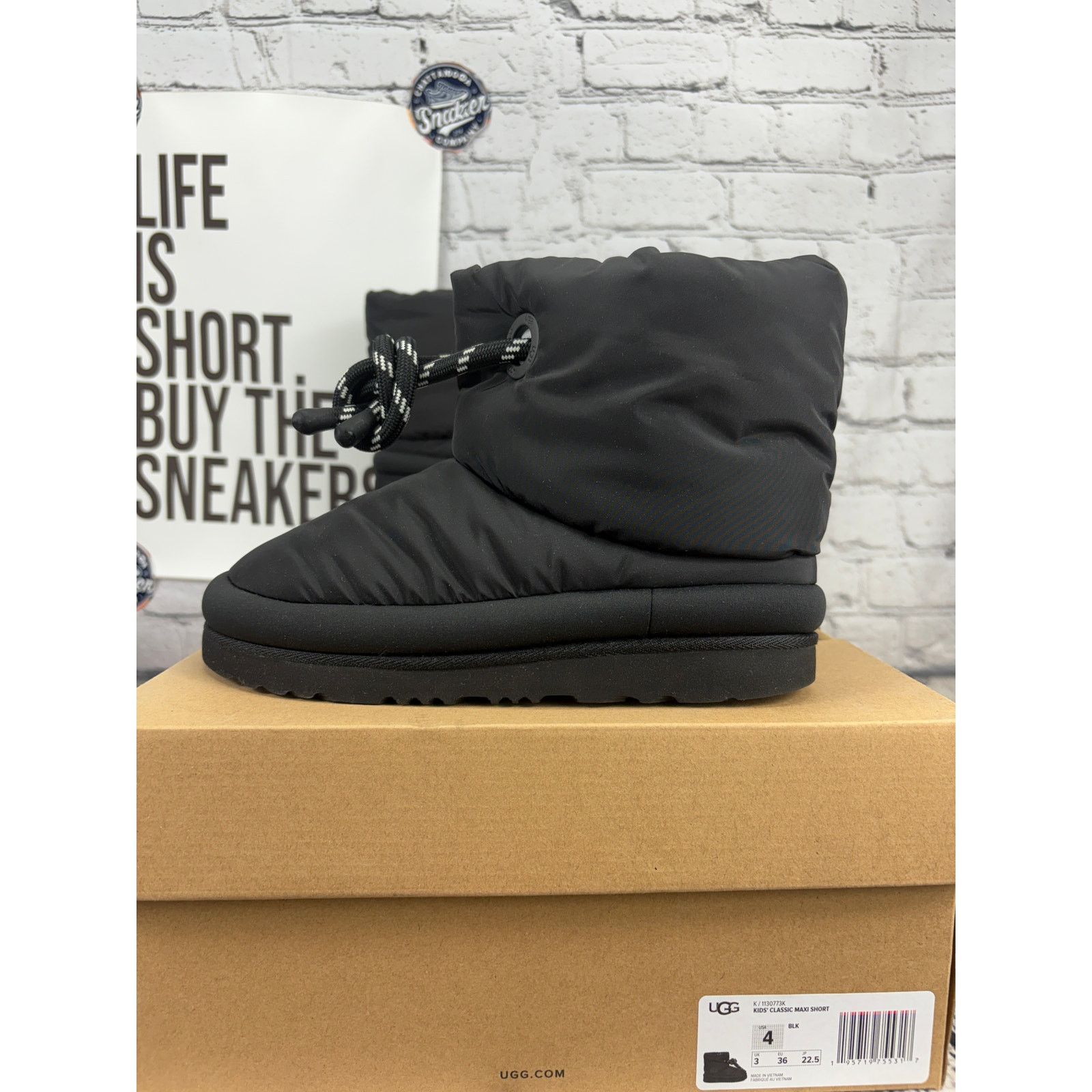 UGG Classic Maxi Short Boots Womens 5 Black Bootie Puff Shoe