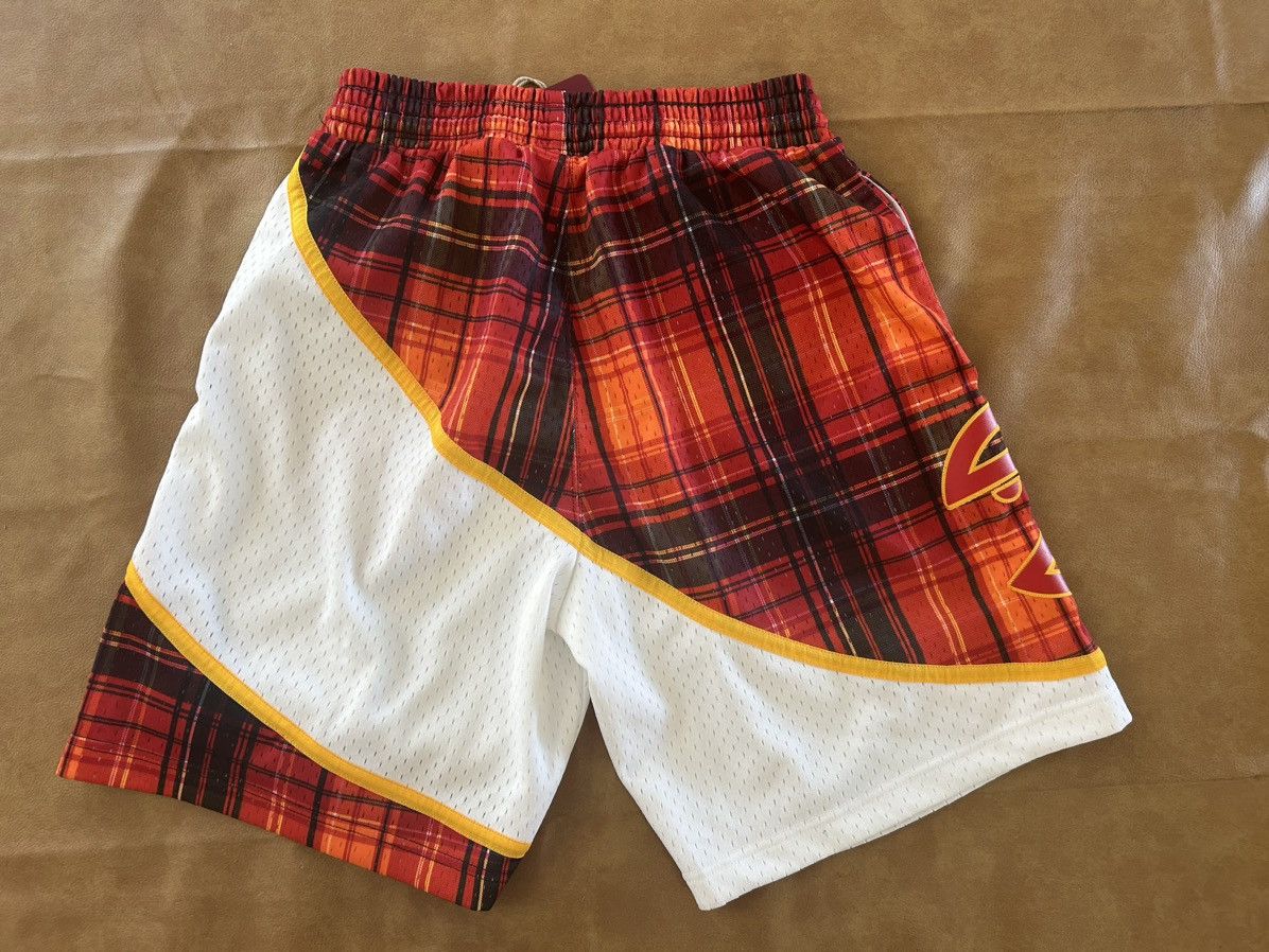 Mitchell & Ness Mitchell & Ness Atlanta Hawks Basketball Shorts! Size US 30 / EU 46 - 2 Thumbnail