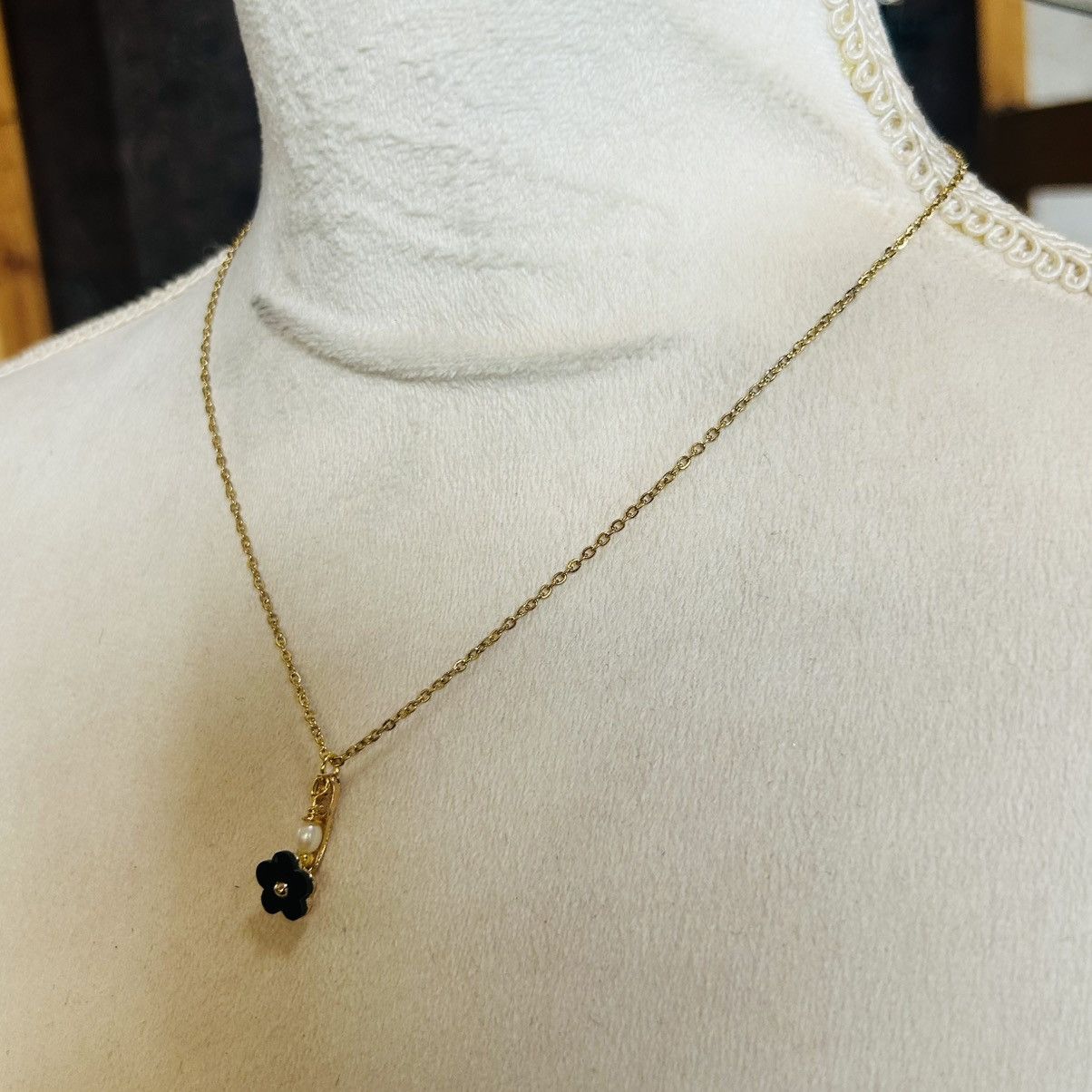 Handmade Handcrafted salvaged vintage black floral pearl necklace Size ONE SIZE - 4 Thumbnail