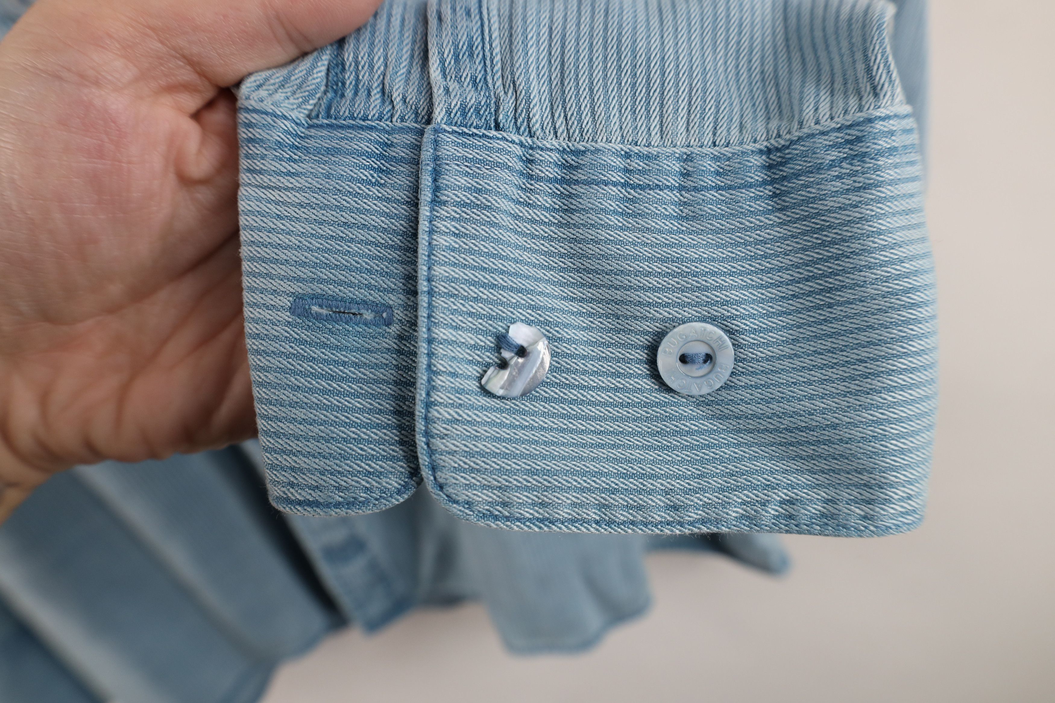 Vintage Vintage Bugatchi Uomo Silk Ribbed Collared Button Shirt Blue Size US M / EU 48-50 / 2 - 4 Thumbnail