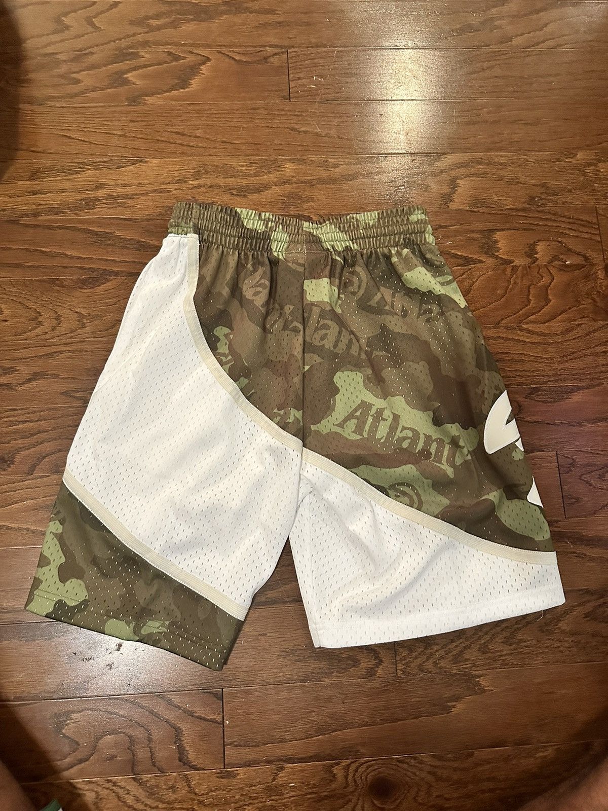 Mitchell & Ness Mitchell & Ness Camo Atlanta Hawks Shorts Size US 30 / EU 46 - 2 Thumbnail