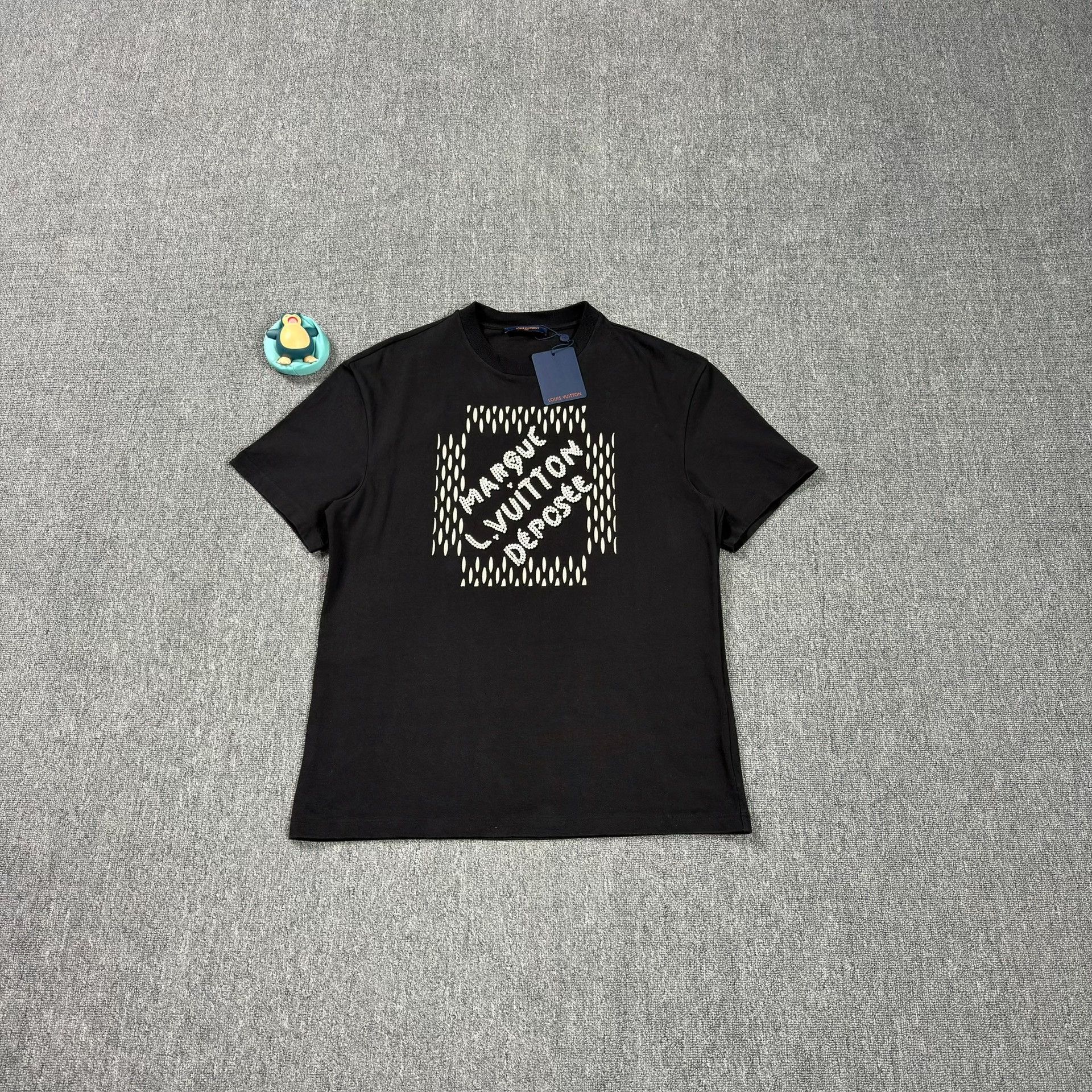 Louis Vuitton Louis Vuitton Beaded Logo T-Shirt XL Size US XL / EU 56 / 4 - 1 Thumbnail