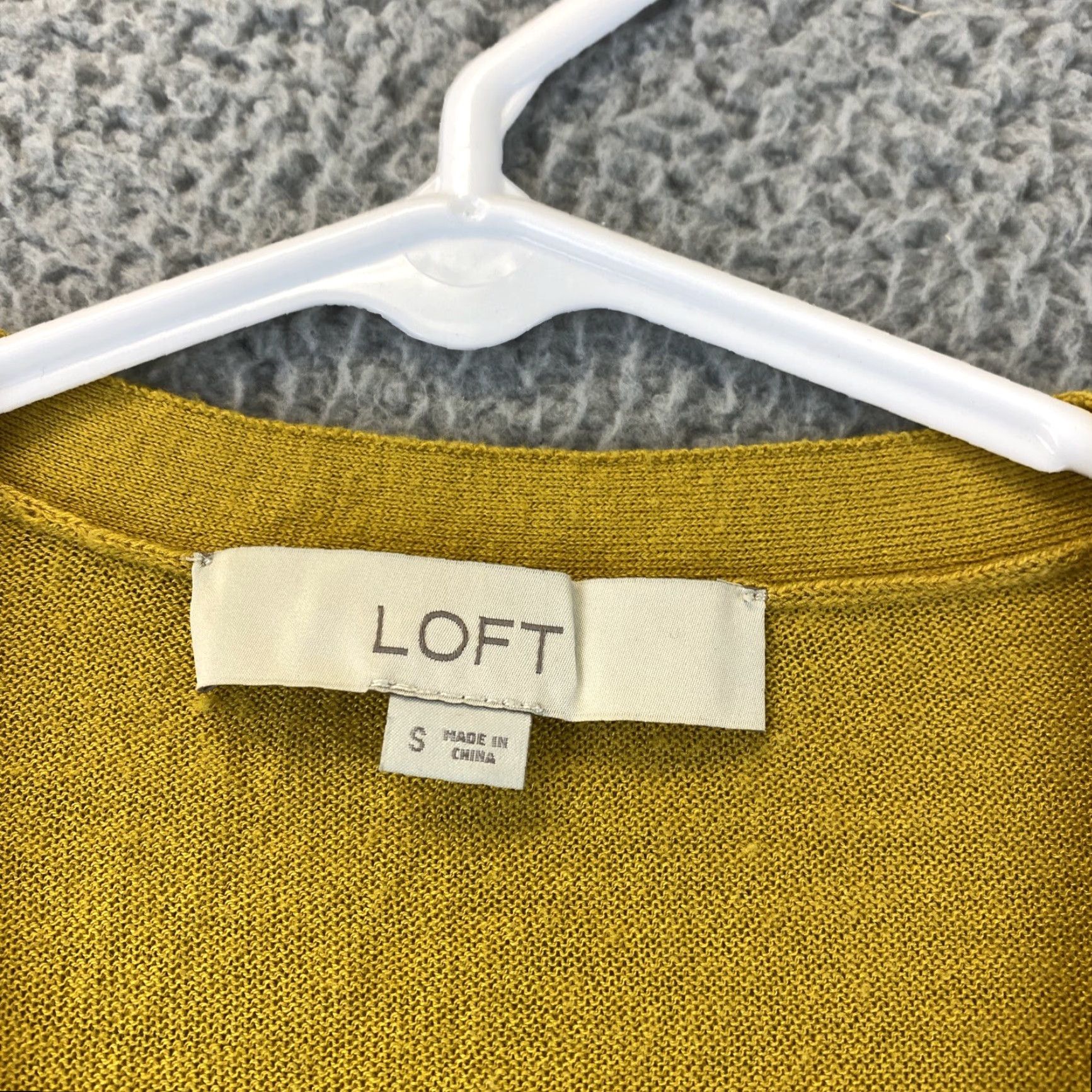 Ann Taylor Ann Taylor Loft Loft Size S Olive Button Down Long Sleeve Women's Light Sweater 72-9 / Velvet?ن Size S / US 4 / IT 40 - 3 Thumbnail