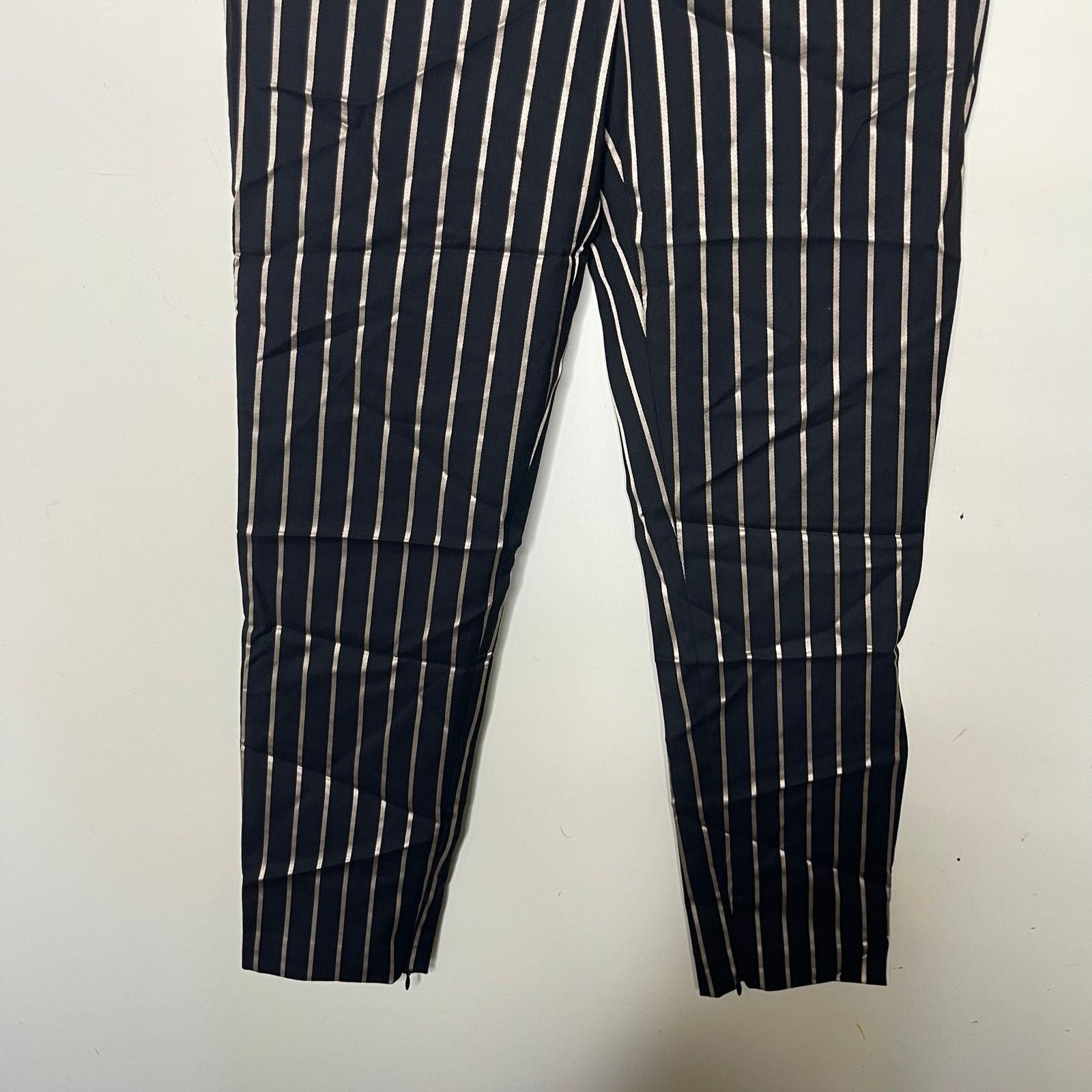Alice + Olivia New Alice + Olivia black gold stripe mid rise ankle zip pant Size 26" / US 2 / IT 38 - 9 Thumbnail