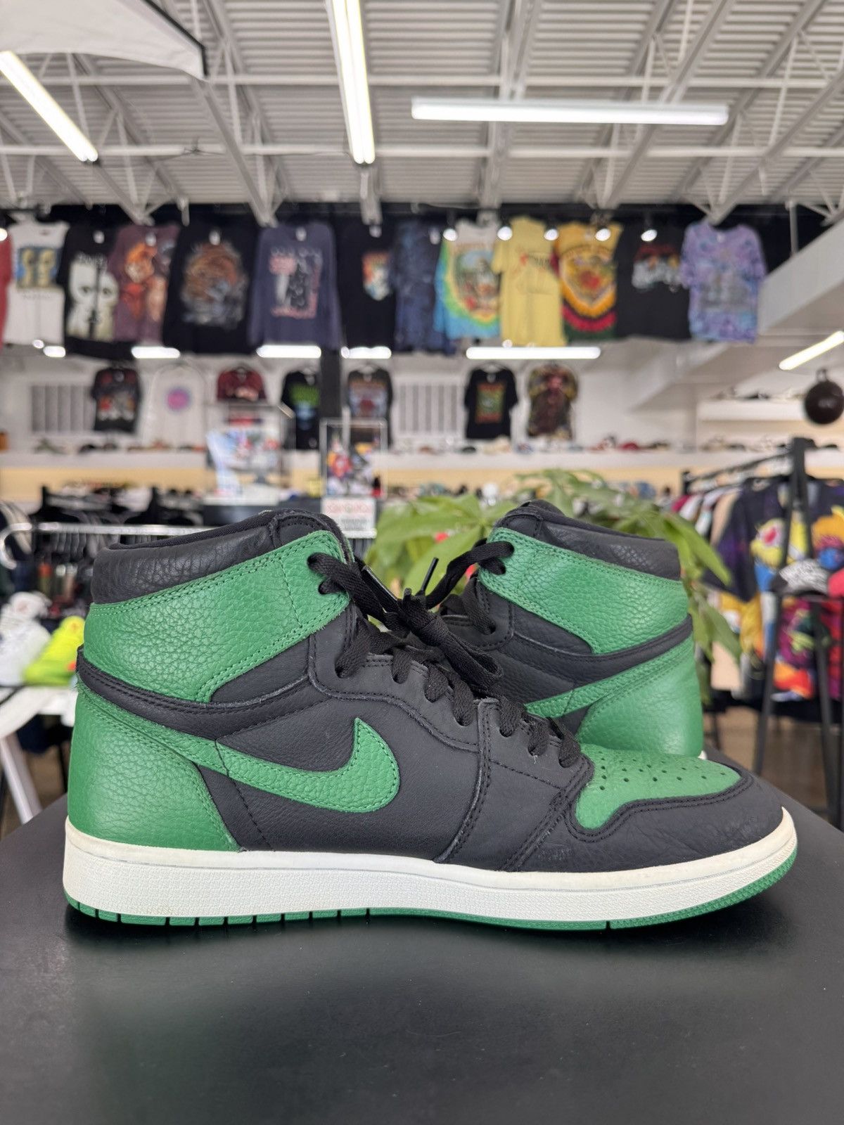 Jordan Brand Air Jordan 1 Pine Green Black Size 10.5 (2020) Size US 10.5 / EU 43-44 - 3 Thumbnail
