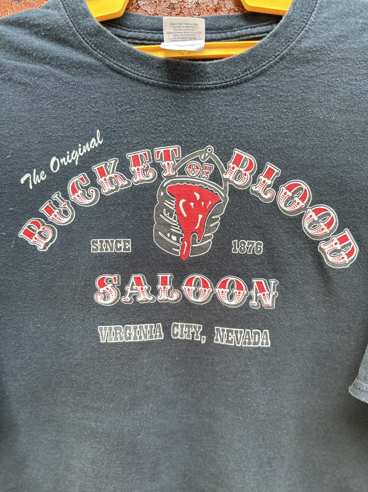 Gildan × Sears × Vintage Vintage Bucket Blood Saloon Faded Tee Size US XXL / EU 58 / 5 - 2 Thumbnail