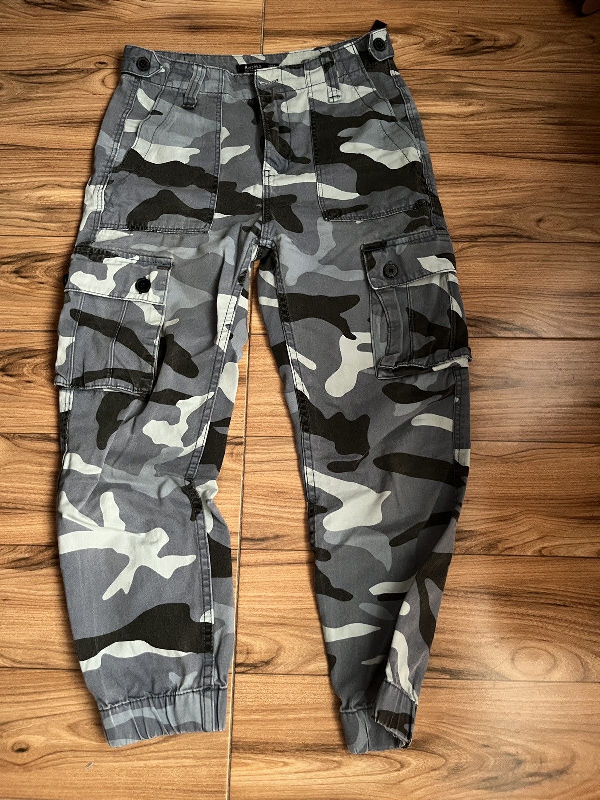 Bershka sports pants Size 26" / US 2 / IT 38 - 1 Thumbnail