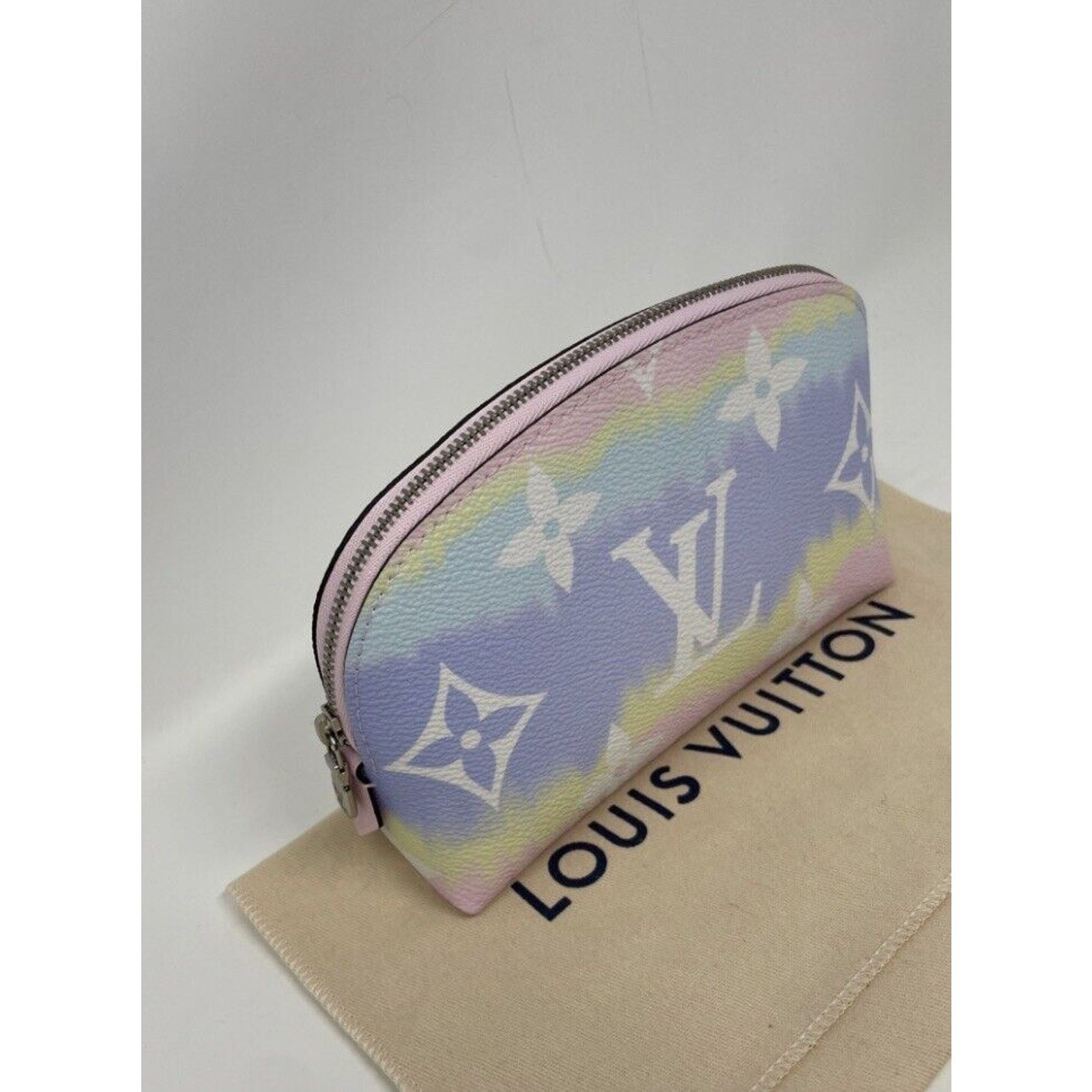Louis Vuitton Louis Vuitton Monogram Giant LV Escale Pochette Cosmetic Size ONE SIZE - 5 Thumbnail