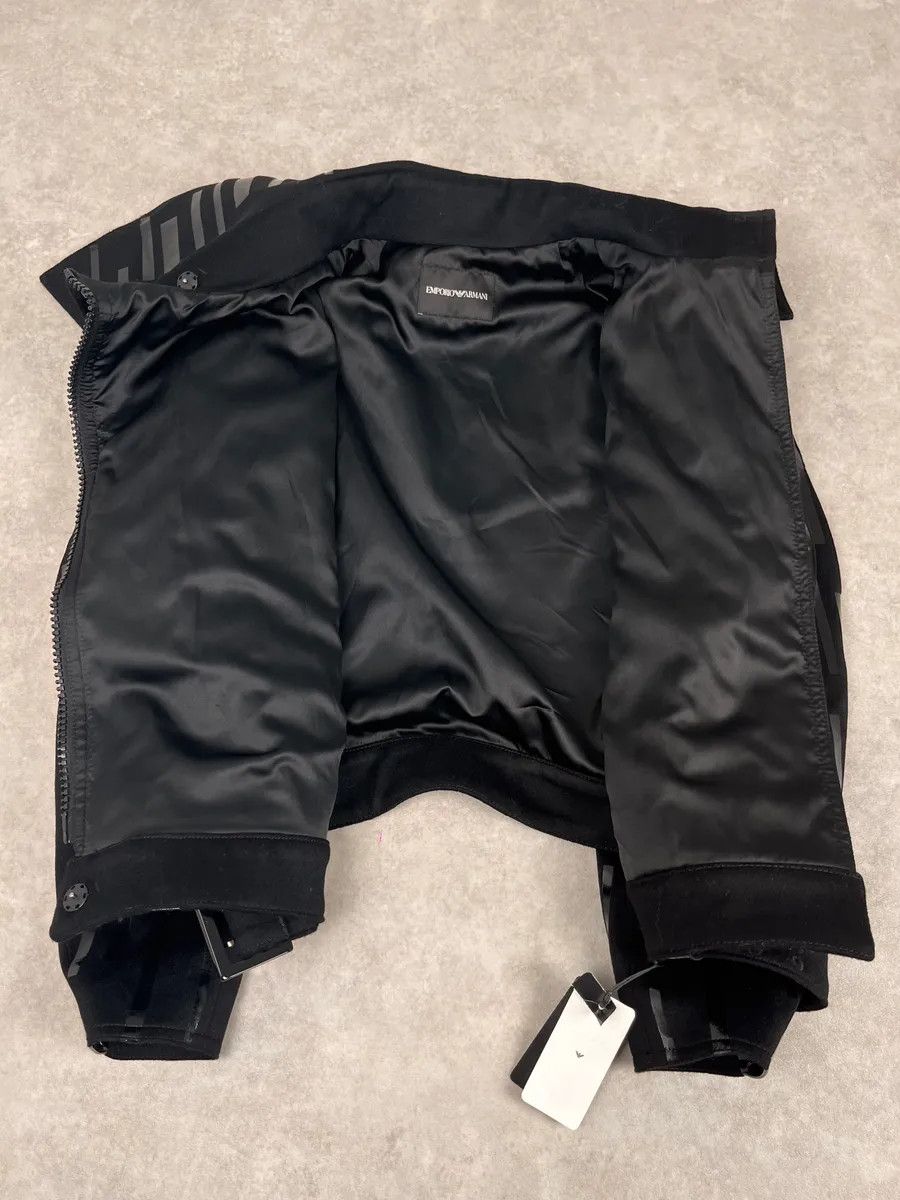 Emporio Armani AW2022 Emporio Armani Black Asymmetrical Zip Cropped Bomber Jacket Size XS / US 0-2 / IT 36-38 - 9 Thumbnail