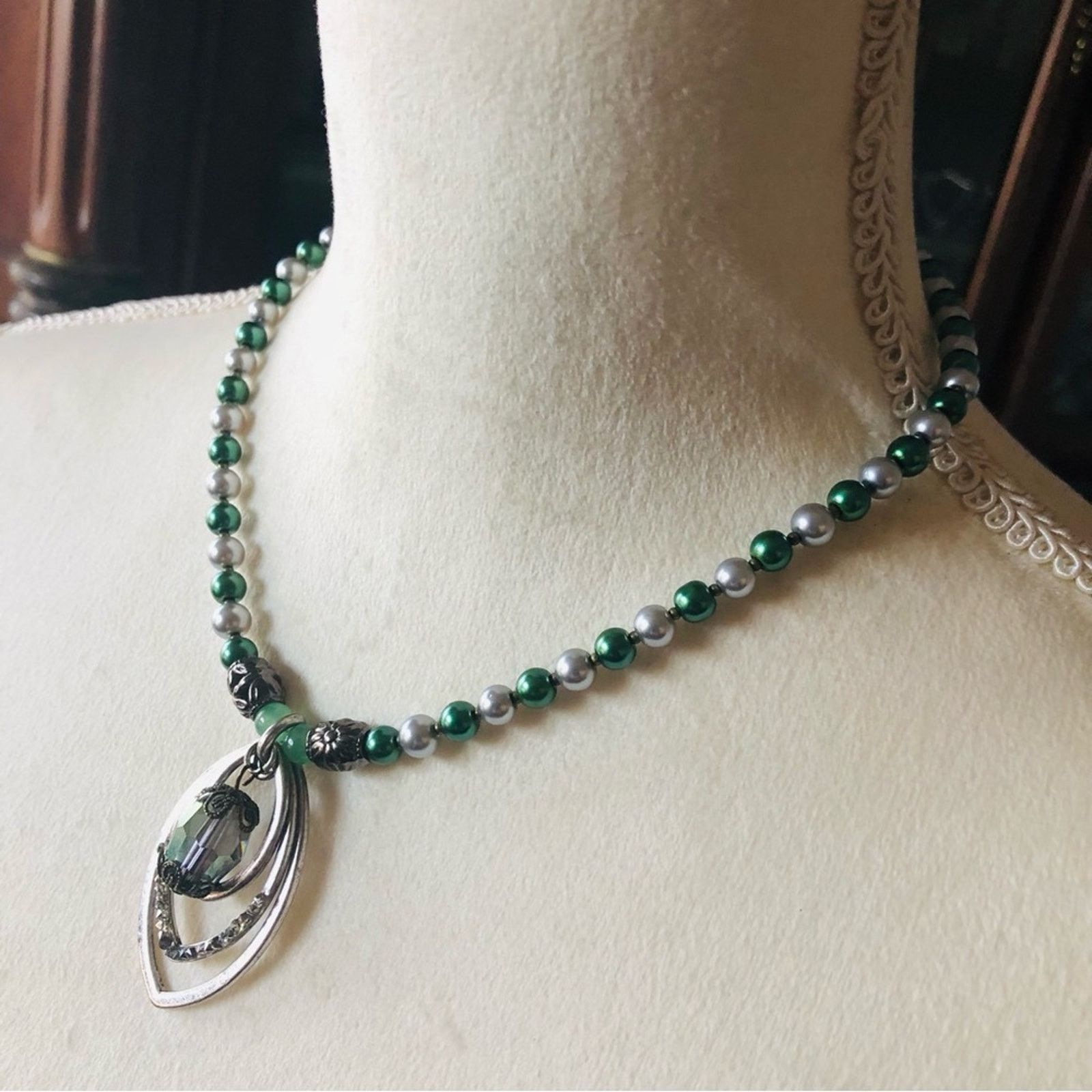 Handmade Handcrafted repurpose emerald & silver Pearl necklace Size ONE SIZE - 4 Thumbnail