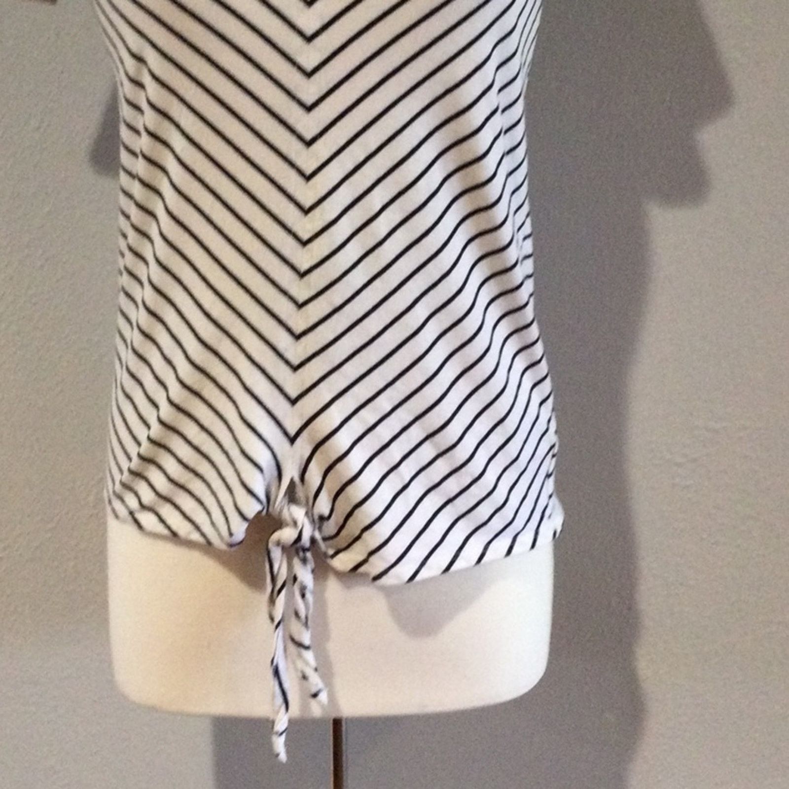 Jones New York Jones New York Signature Black/White Stripe V-neck Top Sz S Size S / US 4 / IT 40 - 3 Thumbnail