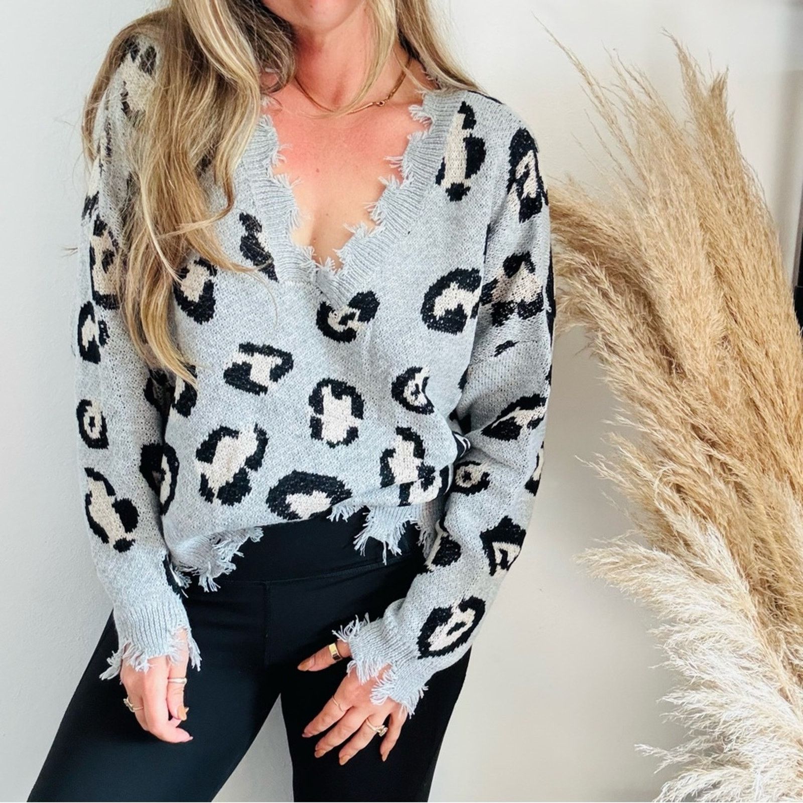 Nordstrom NEW MIRACLE Grey Distress Animal Fringe $85 Pullover Sweater Size M / US 6-8 / IT 42-44 - 1 Thumbnail