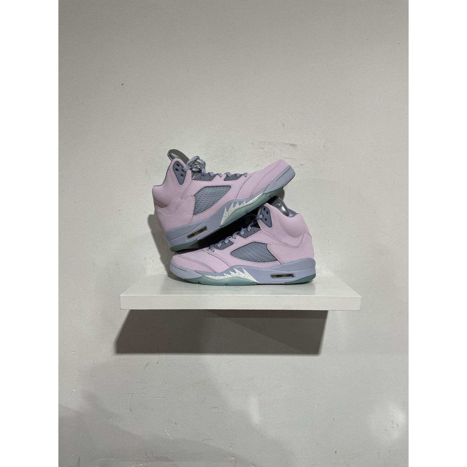 Jordan Brand JORDAN 5 RETRO EASTER SIZE 9 PREOWNED Size US 9 / EU 42 - 1 Thumbnail