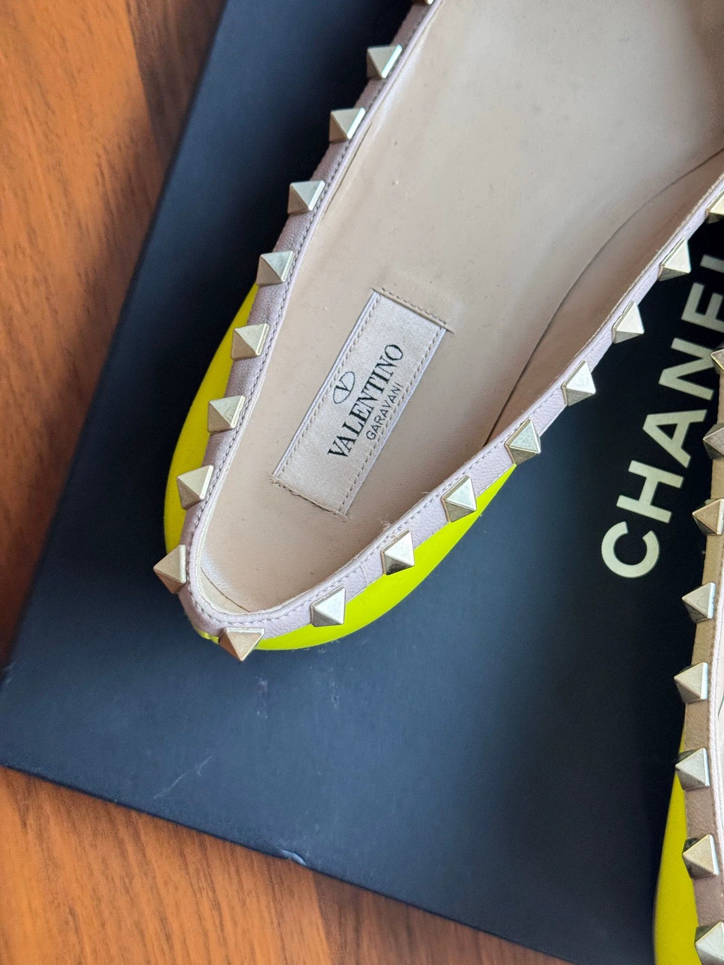 Valentino Valentino yellow patent leather stud flat shoes 38 Size US 7 / IT 37 - 7 Thumbnail