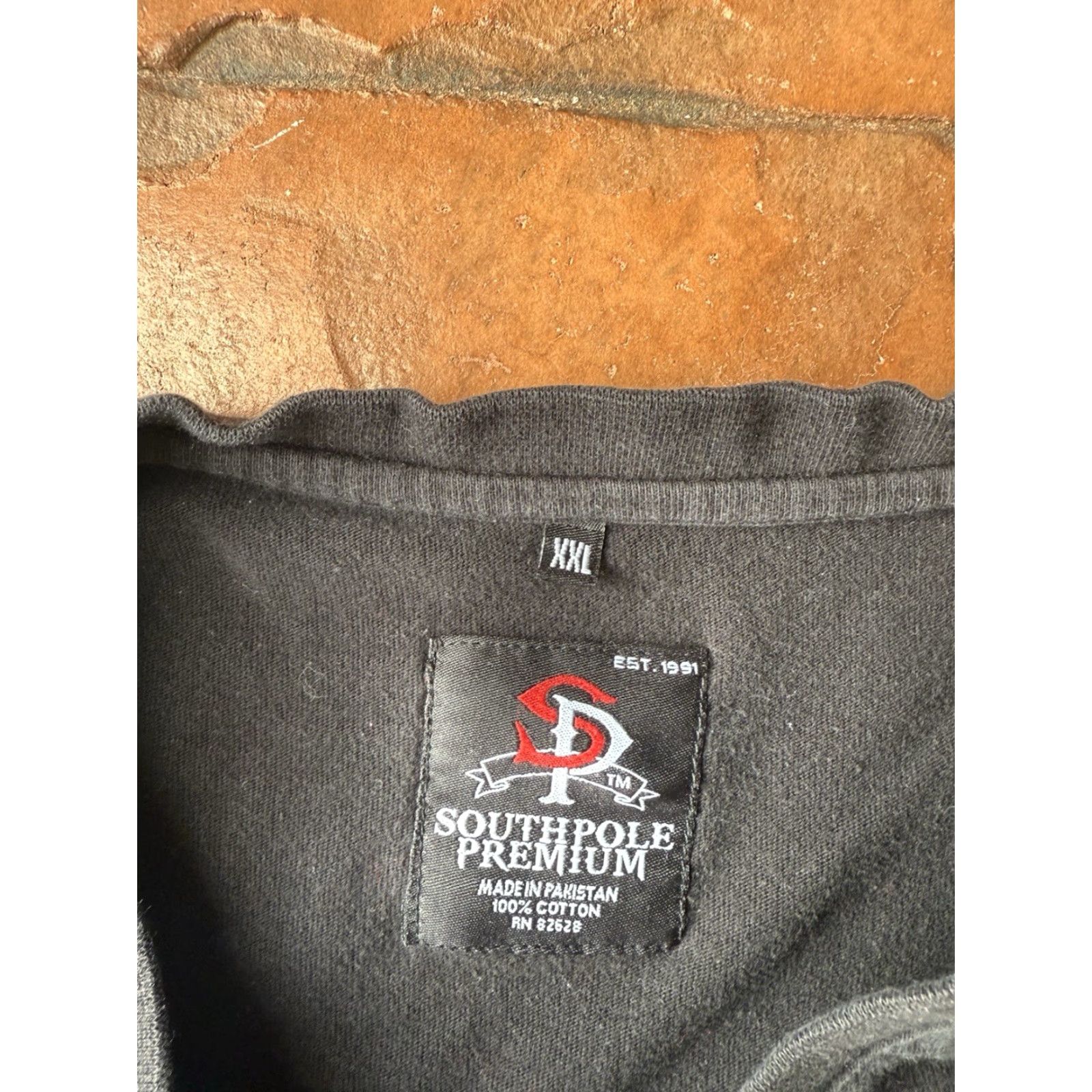 Southpole VINTAGE Southpole T-Shirt 2XL Black Short Sleeve V-Neck Graphic Print Wings 90s Retro Mens Size US XXL / EU 58 / 5 - 2 Thumbnail