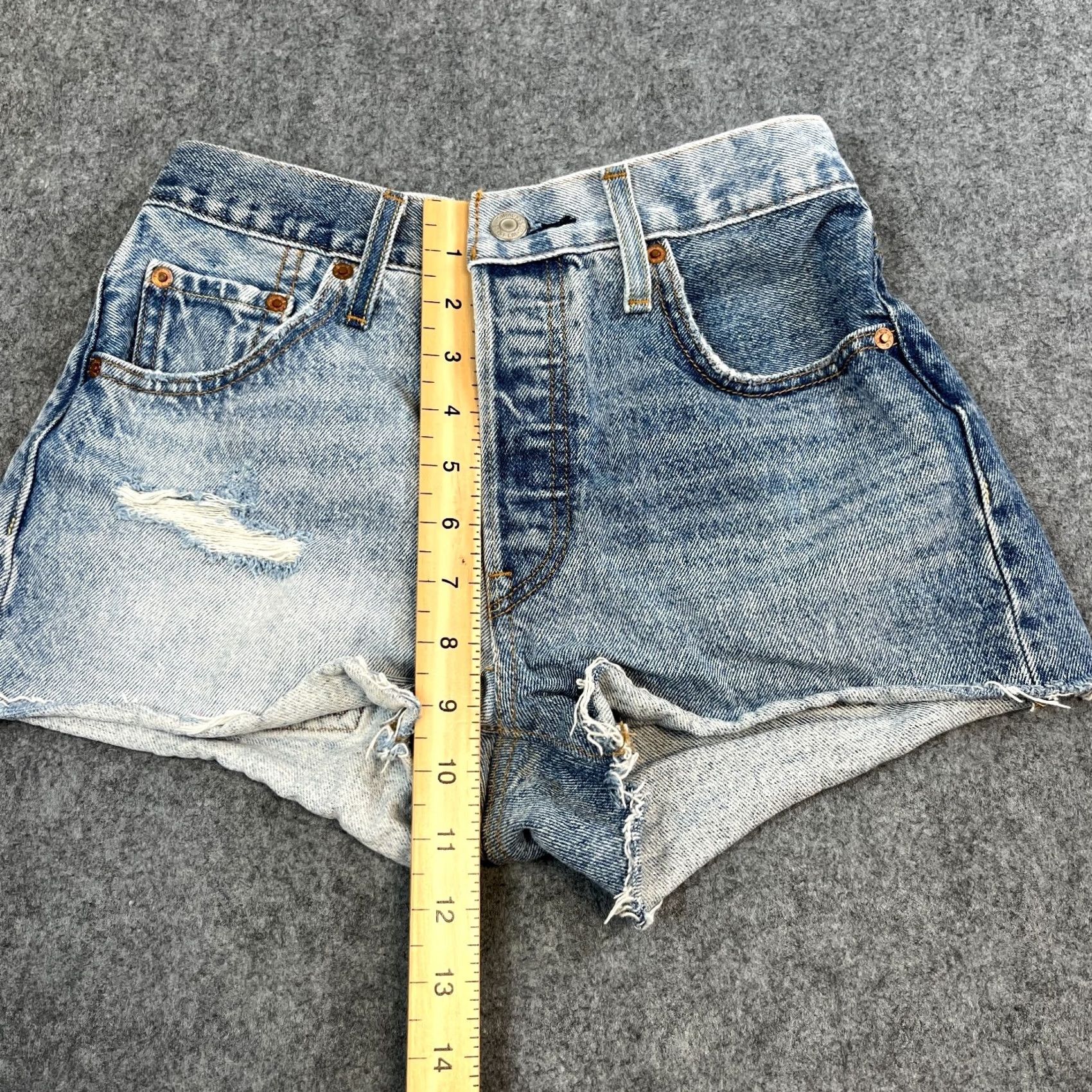 Levi's Levi's Womens Denim Shorts Hot Pants W24 UK 4 2 Tone Blue Cut Offs Premium E Denim Shorts Womens Regular 24in Blue 4/Levis Women Medium Wash 2 Tone? Size 27" / US 4 / IT 40 - 5 Thumbnail