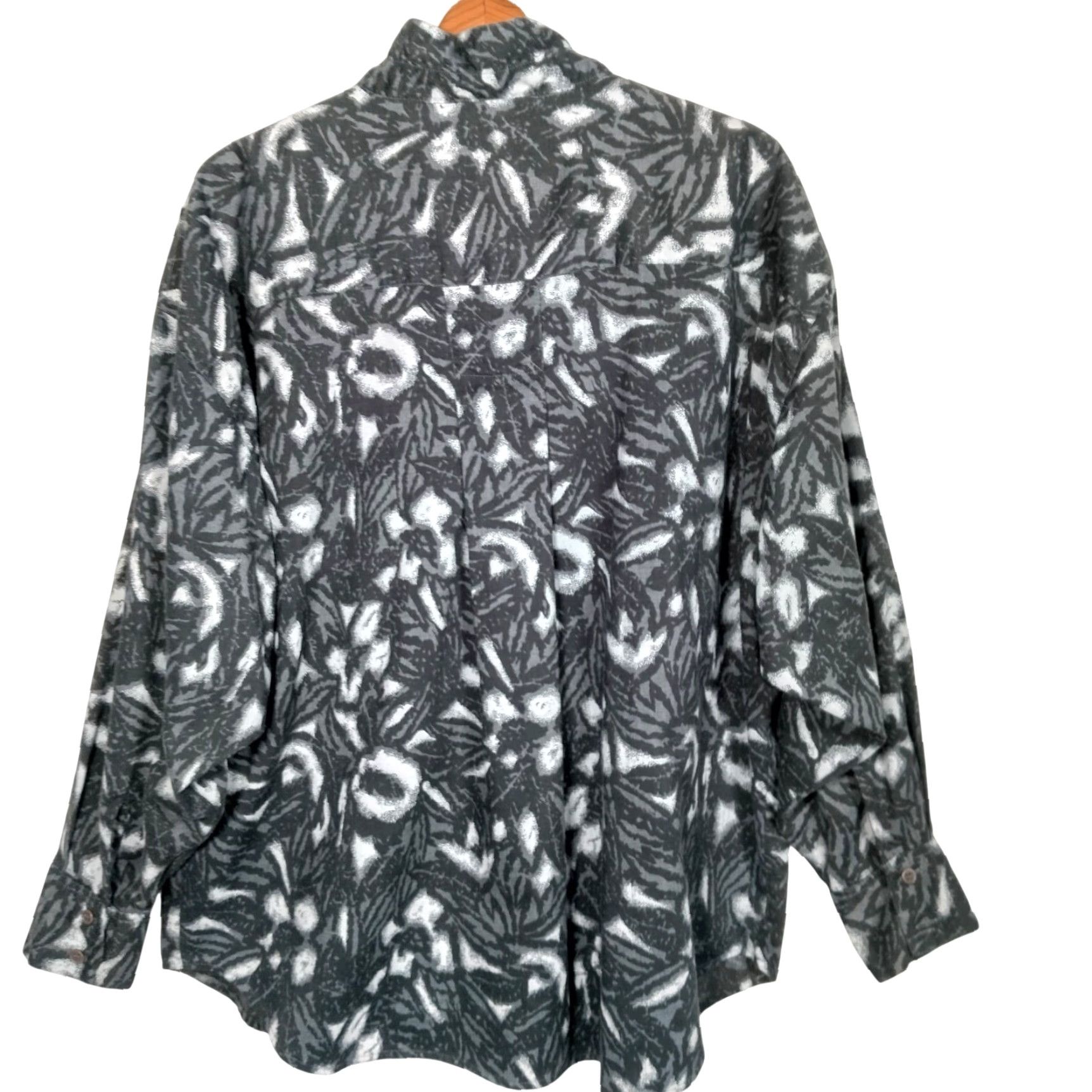 Etro VINTAGE Measure Up Shirt Men 2XL Gray Floral Abstract Retro Button-Up Long Sleeve Collared Vintage 1990s Mens Baseball Size US XXL / EU 58 / 5 - 3 Thumbnail