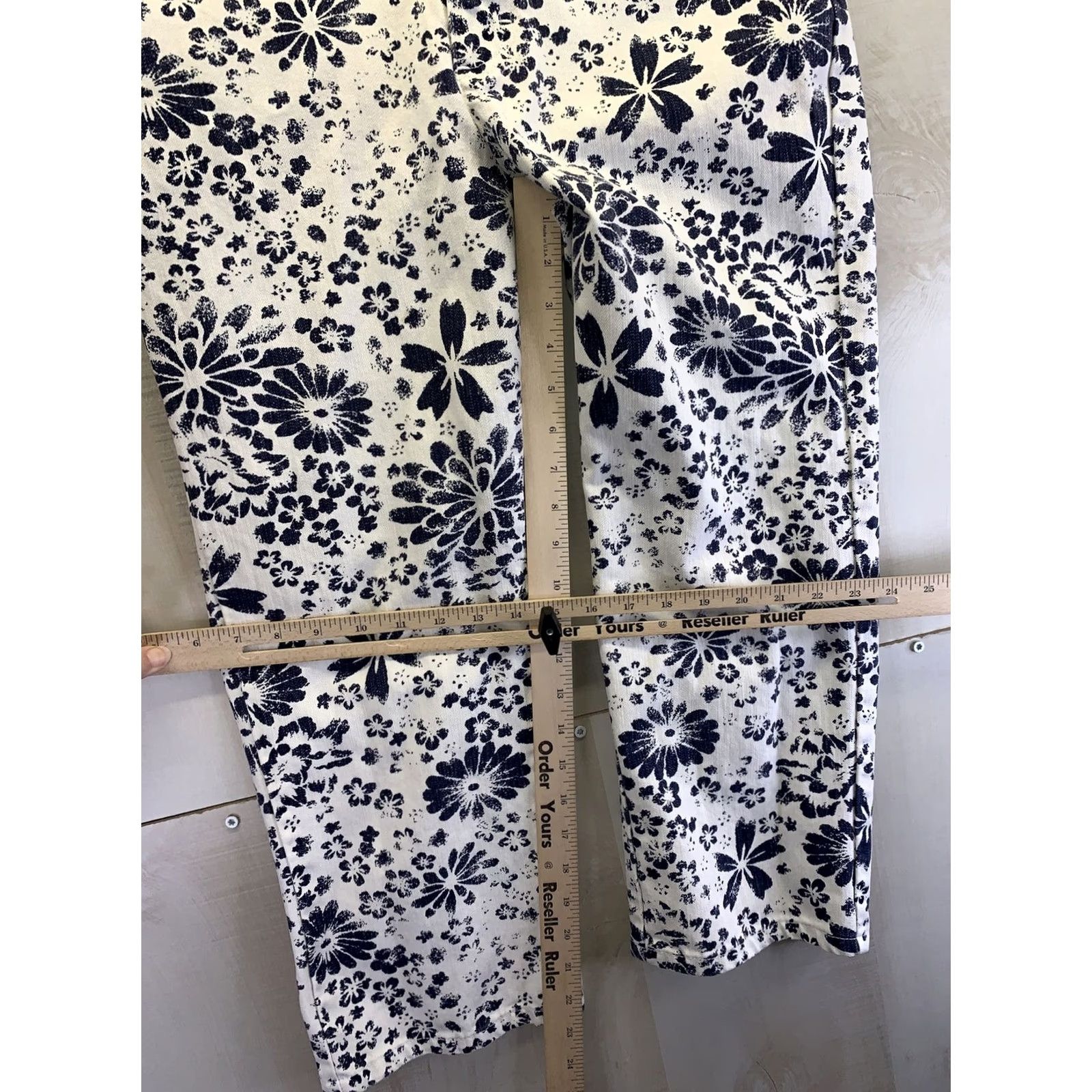 Calvin Klein Calvin Klein Womens Capri Crop Jeans Denim Blue White Floral Print Size 6 Cotton Denim Capris 7474 Ladies Size 28" / US 6 / IT 42 - 4 Thumbnail