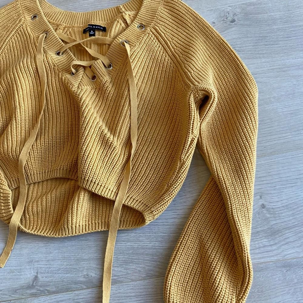 Designer Chic Cropped Knit Sweater with Lace-Up Detail Size S / US 4 / IT 40 - 3 Thumbnail