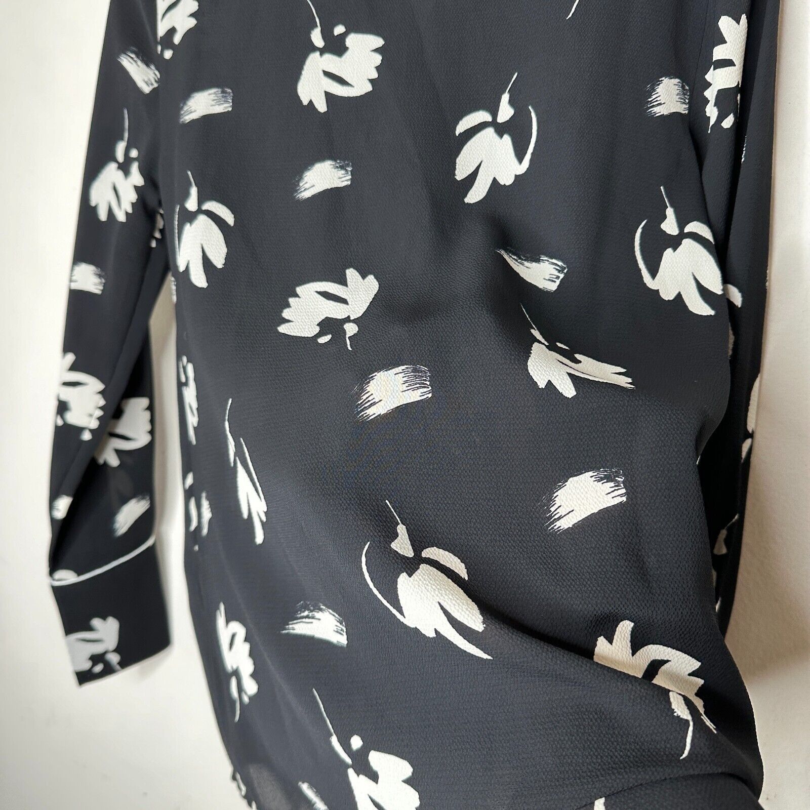 Armani Exchange NWT Armani Exchange Black White Floral Long Sleeve Button XS Size XS / US 0-2 / IT 36-38 - 5 Thumbnail