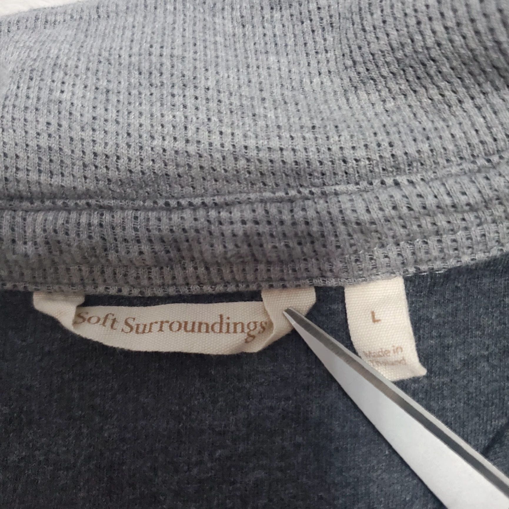 Soft Surroundings VINTAGE Soft Surroundings Top Women L Gray Waffle Knit Novelty Buttons Roll Tab Sleeve Size L / US 10 / IT 46 - 4 Thumbnail