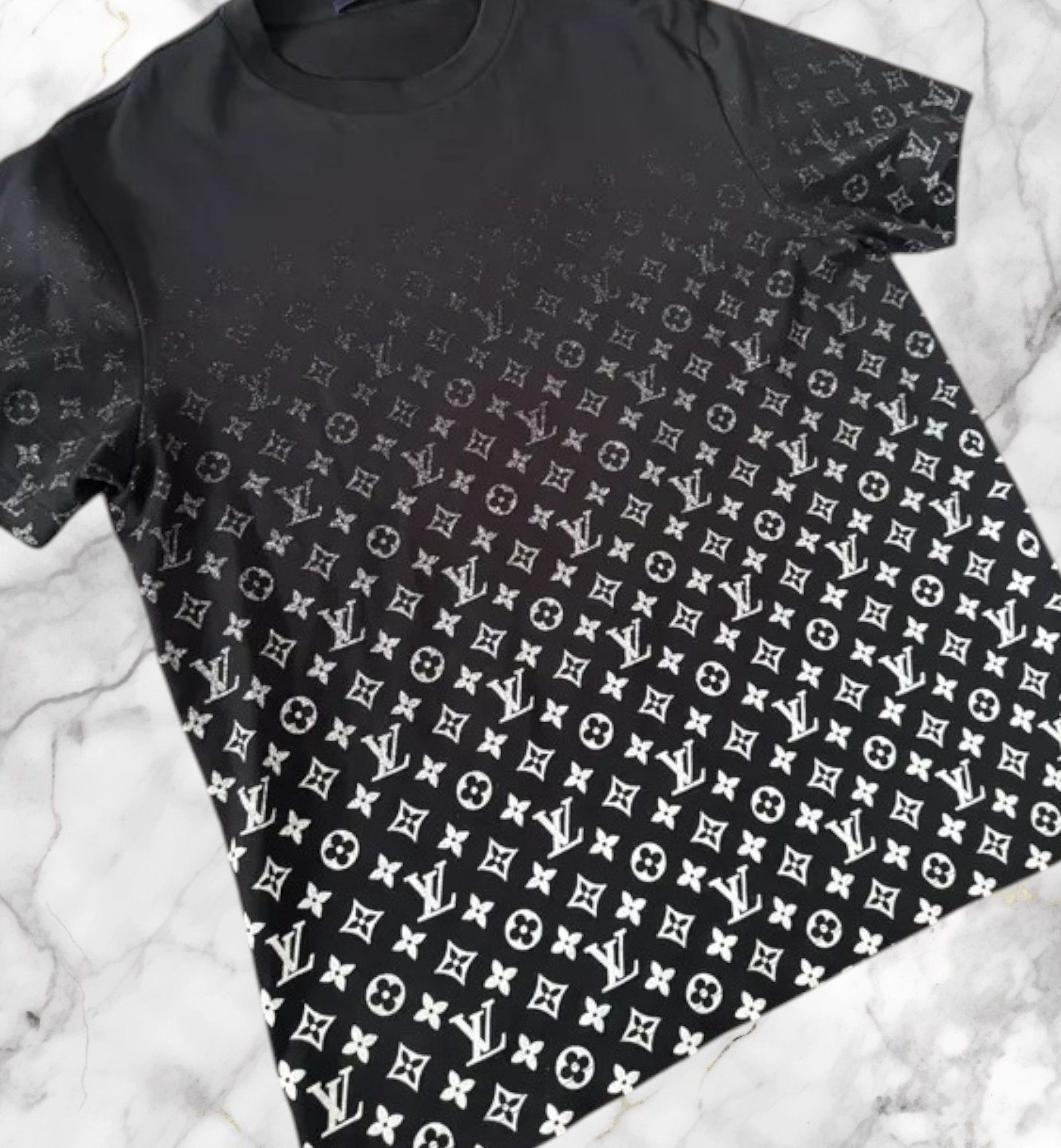 Louis Vuitton Louis Vuitton LV Gradient Monogram Crewneck T-shirt Size US L / EU 52-54 / 3 - 4 Thumbnail