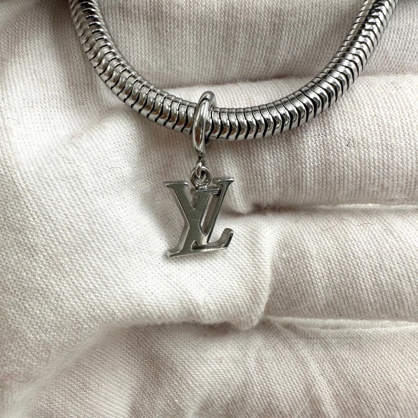 Louis Vuitton Louis Vuitton Classic Monogram Bracelet. Size ONE SIZE - 4 Thumbnail