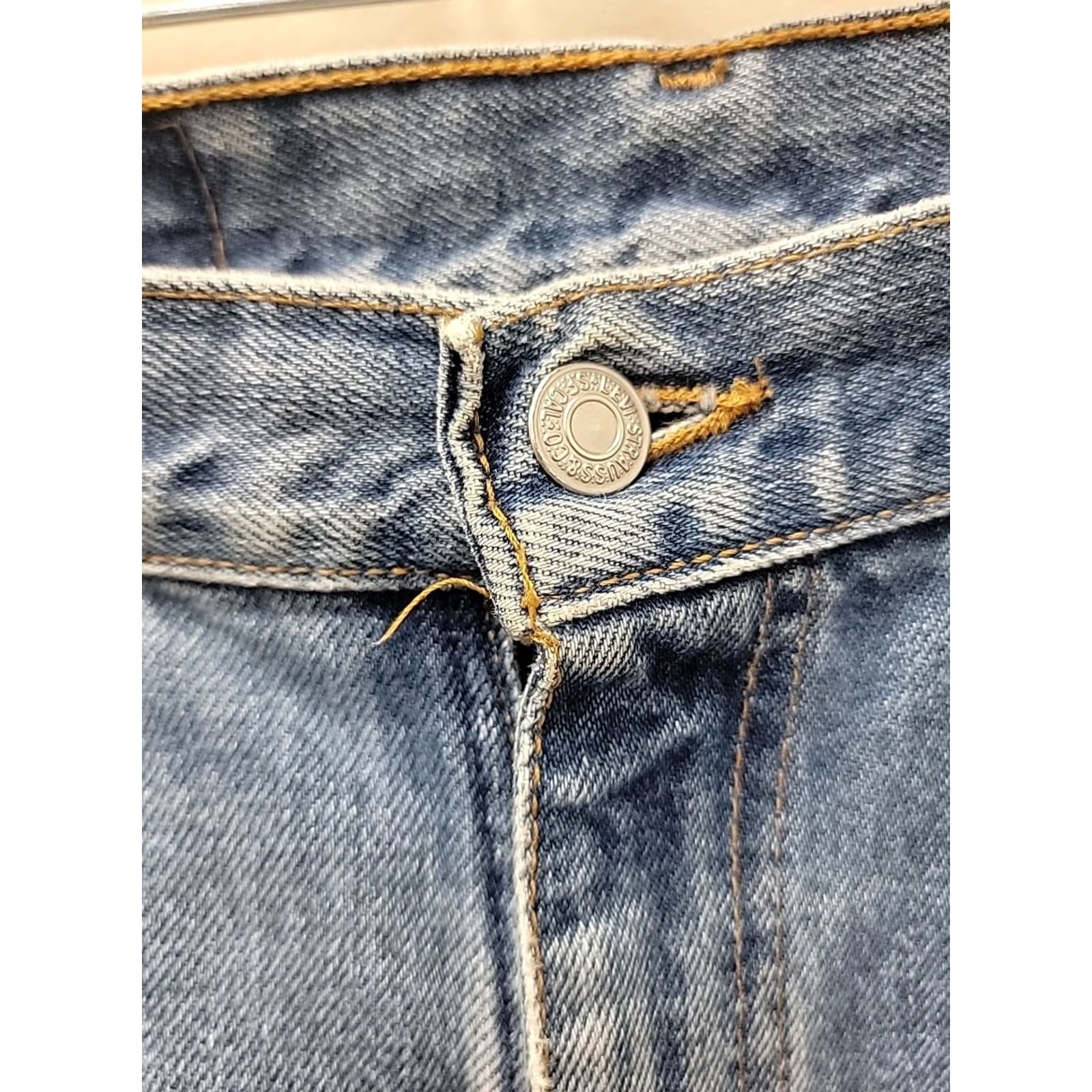 Levi's VINTAGE Levi's 505 Jeans Men 34x32 Blue Light Wash Regular Fit Straight Leg Jeans Size US 34 / EU 50 - 2 Thumbnail