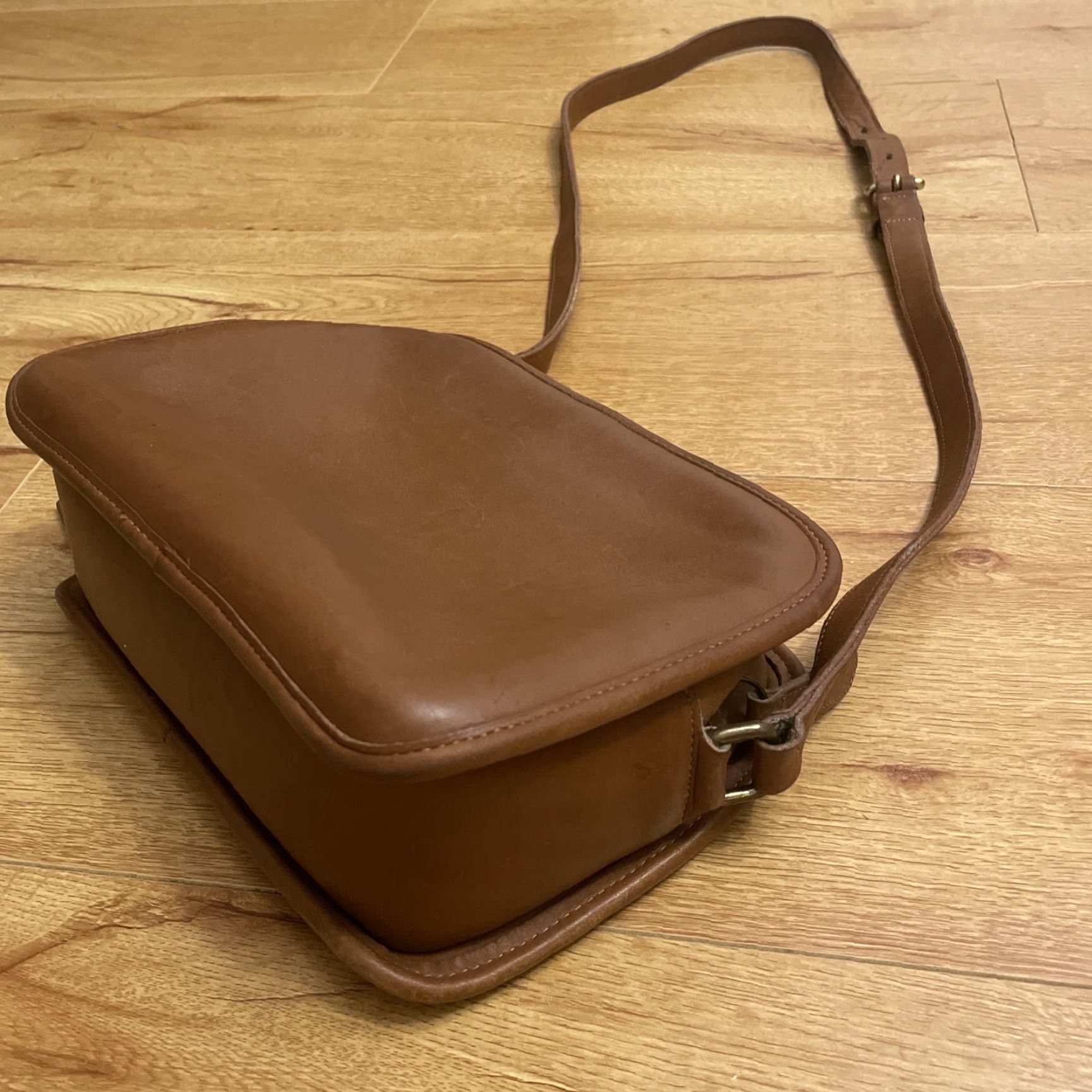 Coach VINTAGE COACH Lewiston Crossbody Bag British Tan 1990s Leather Small Womens Bags Boho Size ONE SIZE - 4 Thumbnail