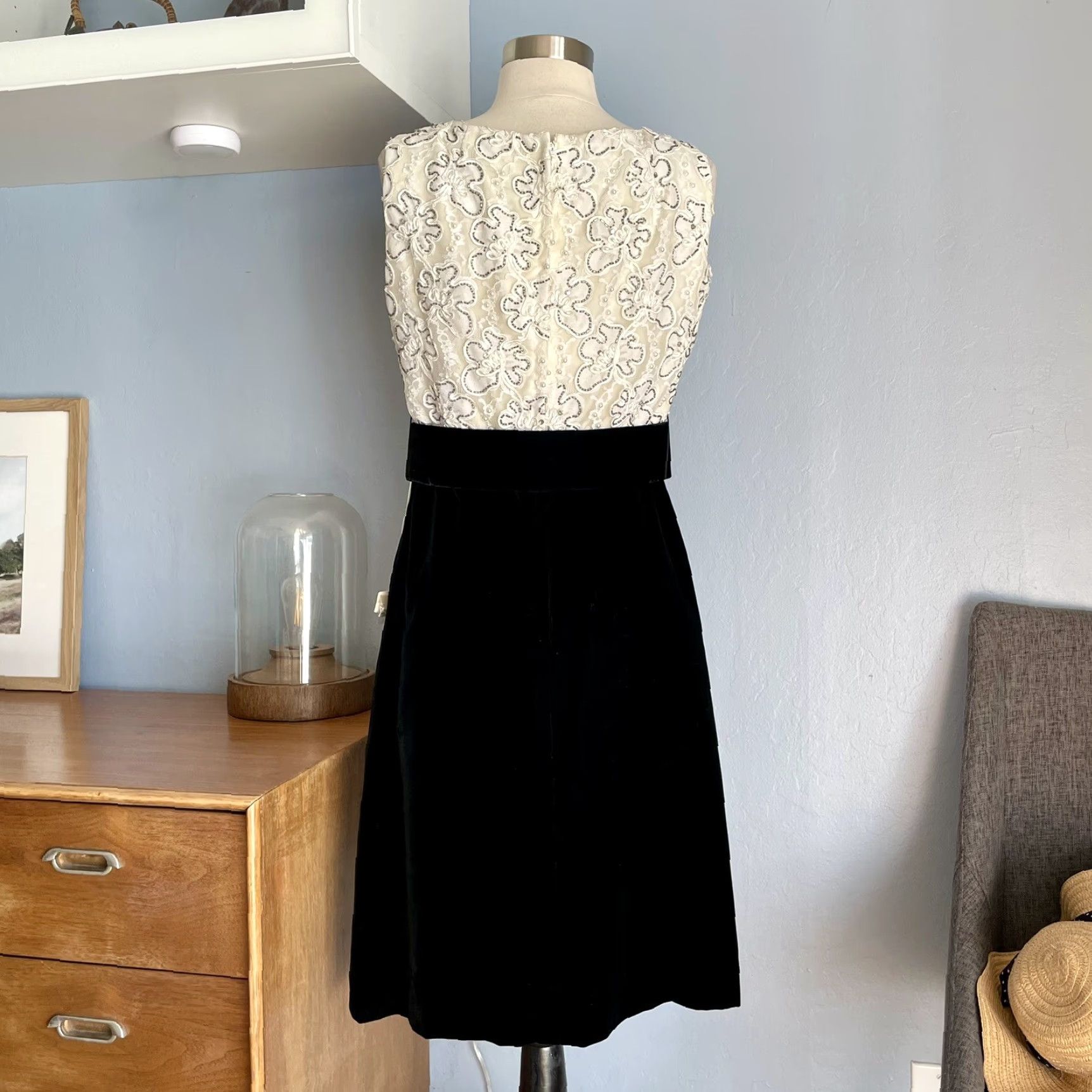 Vintage VINTAGE Jack Bryan Velvet Beaded Dress & Jacket Suit Black White M Woman’s 1960s Eveningwear Rhinestone Party Size M / US 6-8 / IT 42-44 - 7 Thumbnail