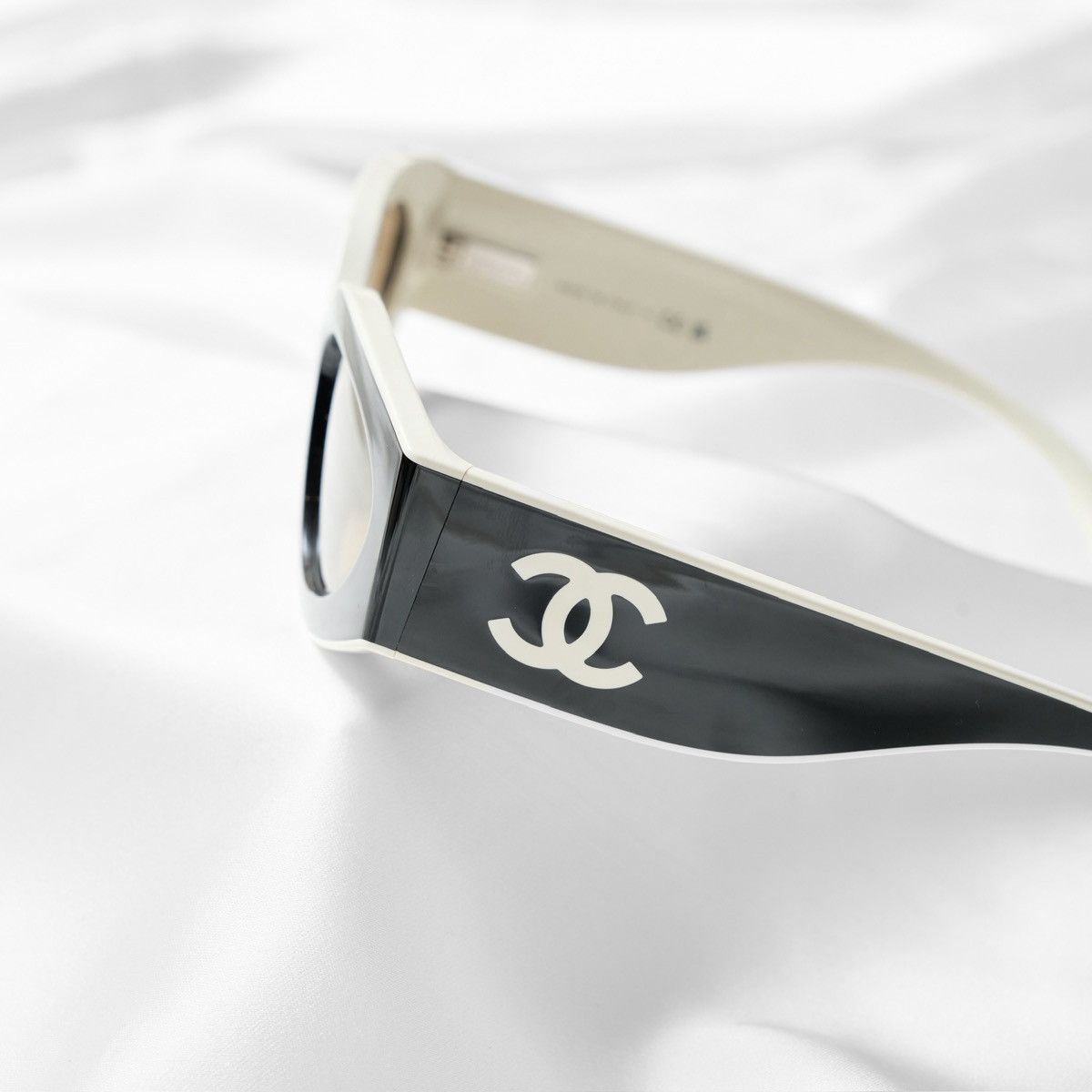 Chanel CHANEL 0CH6056 165653 SUNGLASSES Size ONE SIZE - 3 Thumbnail