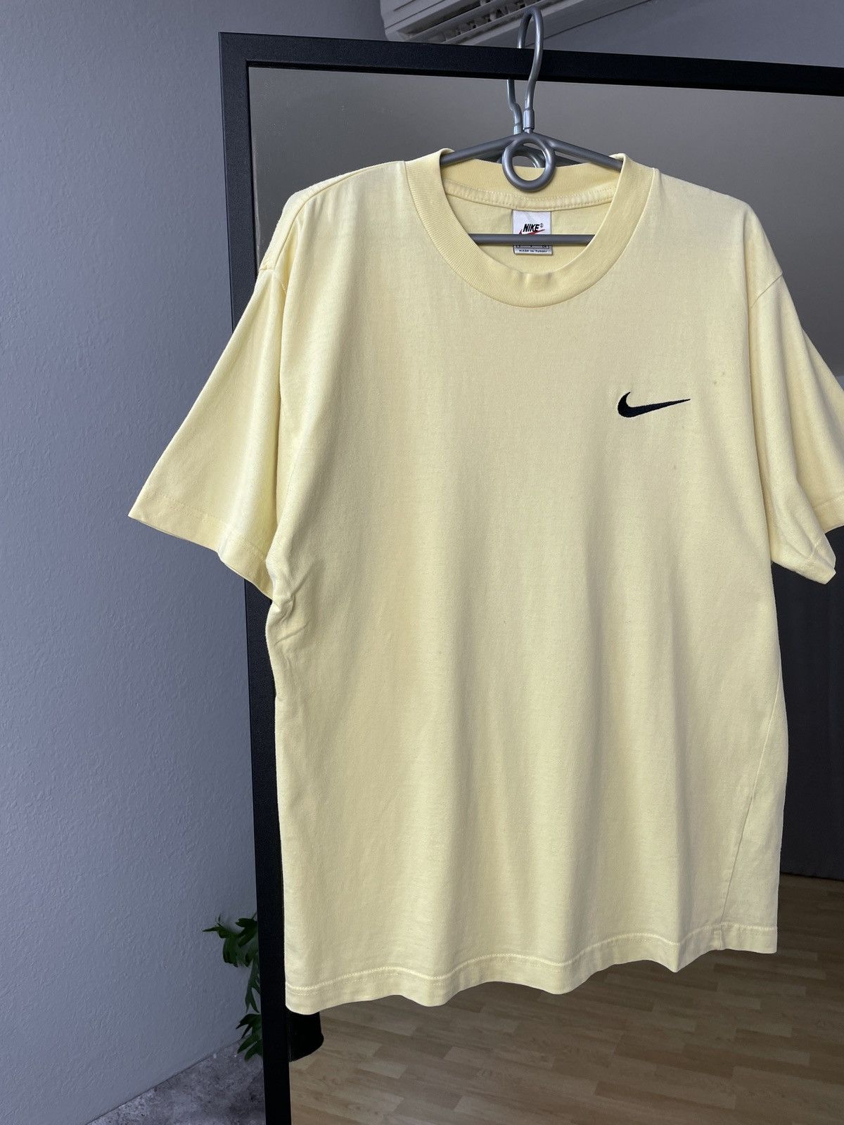 Vintage Vintage Nike Swoosh Tee Centre Logo Y2K T-shirt Size US M / EU 48-50 / 2 - 6 Thumbnail