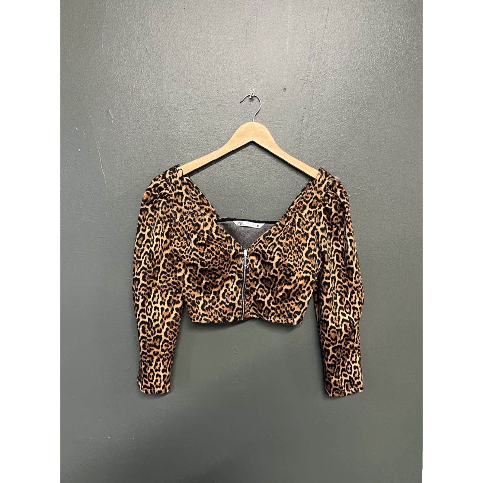 Zara Zara Womens Cropped Long Sleeve Cheetah Print T-Shirt Zip Small Brown Cropped T-Shirt Womens Small Zip Front Cheeta`h`? Size S / US 4 / IT 40 - 2 Thumbnail