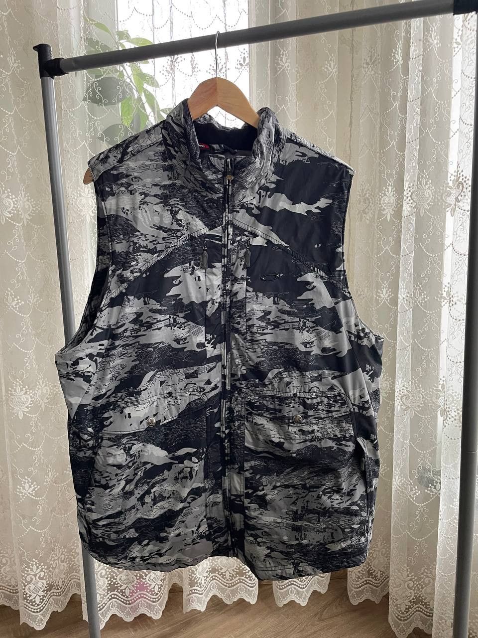 Image of Oakley Camo Vest Gorpcore Outdoor Vintage in Blue Gray, Men's (Size XL)