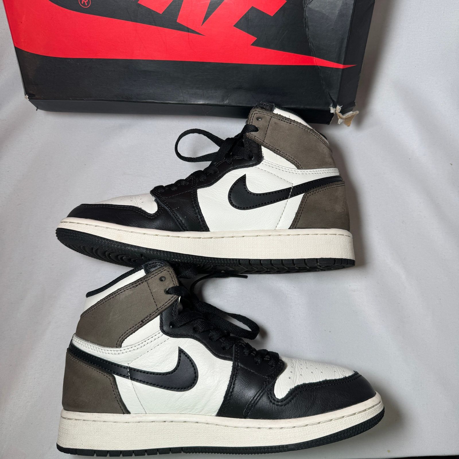 Jordan Brand × Nike Size 5 - Nike Air Jordan 1 Retro High OG GS Dark Mocha Shoes Size US 5 / EU 37 - 3 Thumbnail