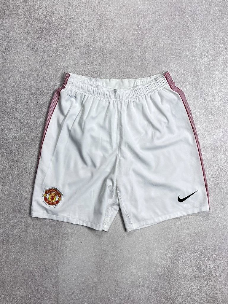 Nike × Vintage Vintage Nike Manchester United Swoosh White Shorts Y2K L Size US 34 / EU 50 - 1 Thumbnail