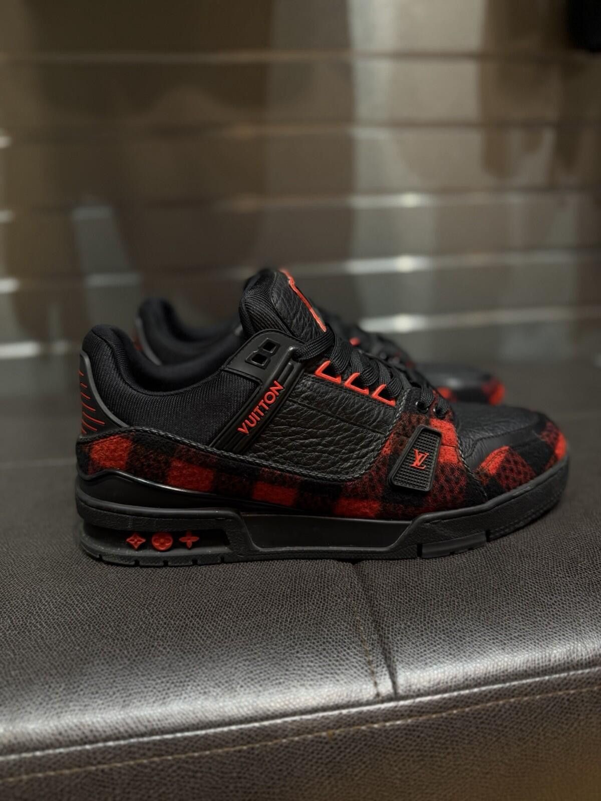 Louis Vuitton Louis Vuitton Trainer Black Red Monogram 8LV/9US $1200 Size US 9 / EU 42 - 3 Thumbnail
