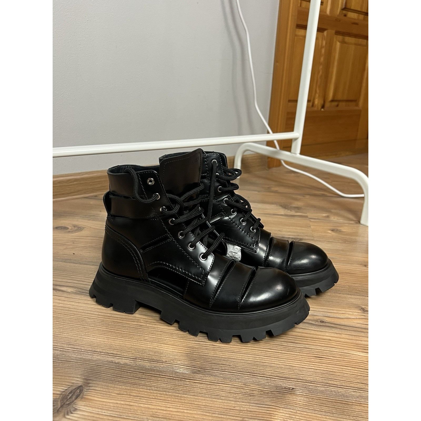Alexander McQueen NWOT Alexander Mcqueen Women`s Wander Cut-Out Black Leather Size US 7 / IT 37 - 12 Thumbnail