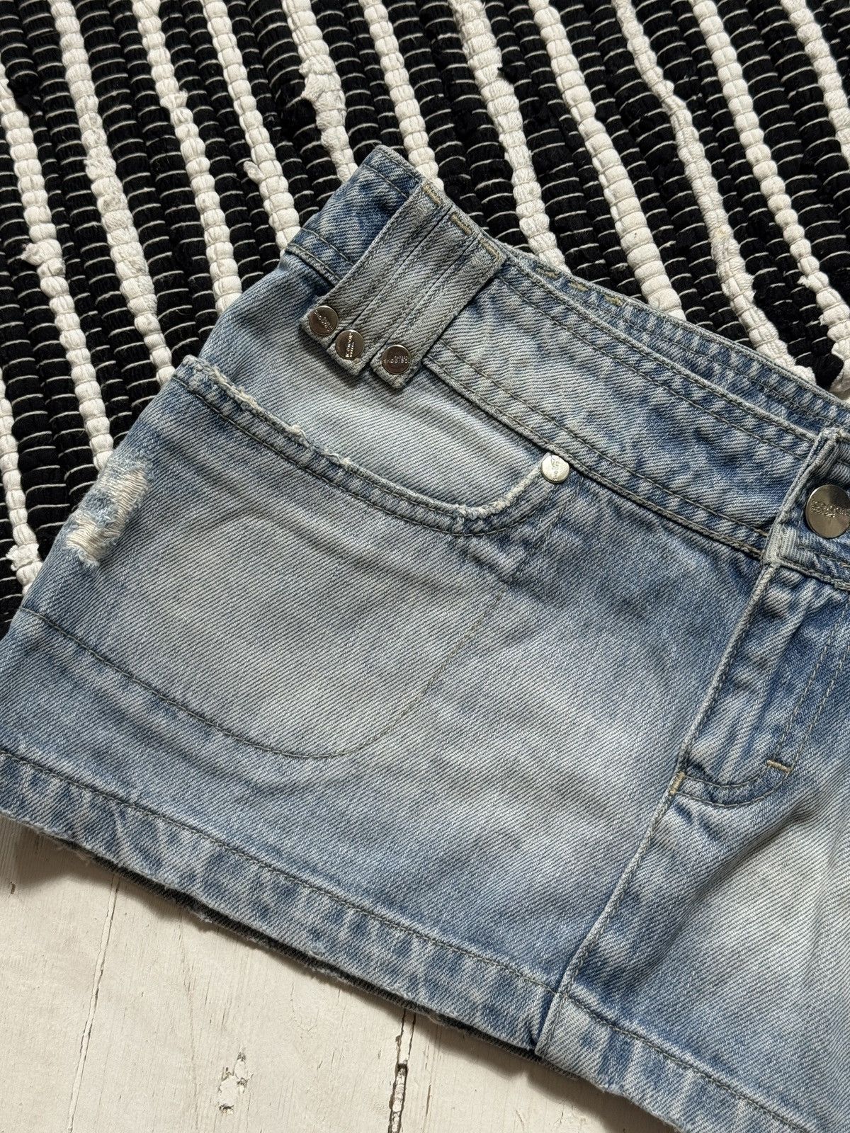 Iceberg VINTAGE ICEBERG 2000s MINI DENIM SKIRT Size 28" / US 6 / IT 42 - 4 Thumbnail